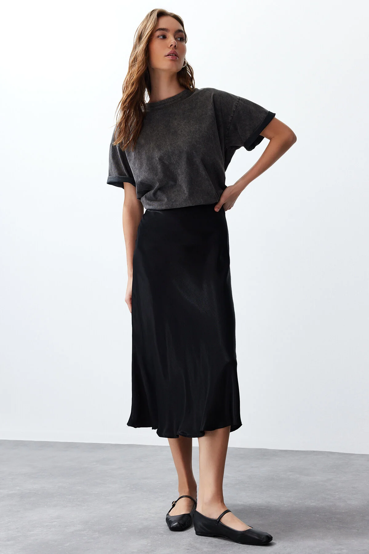 Trendyol Collection  Schwarzer Midirock in A-Linie aus Satin - TWOSS24ET00162