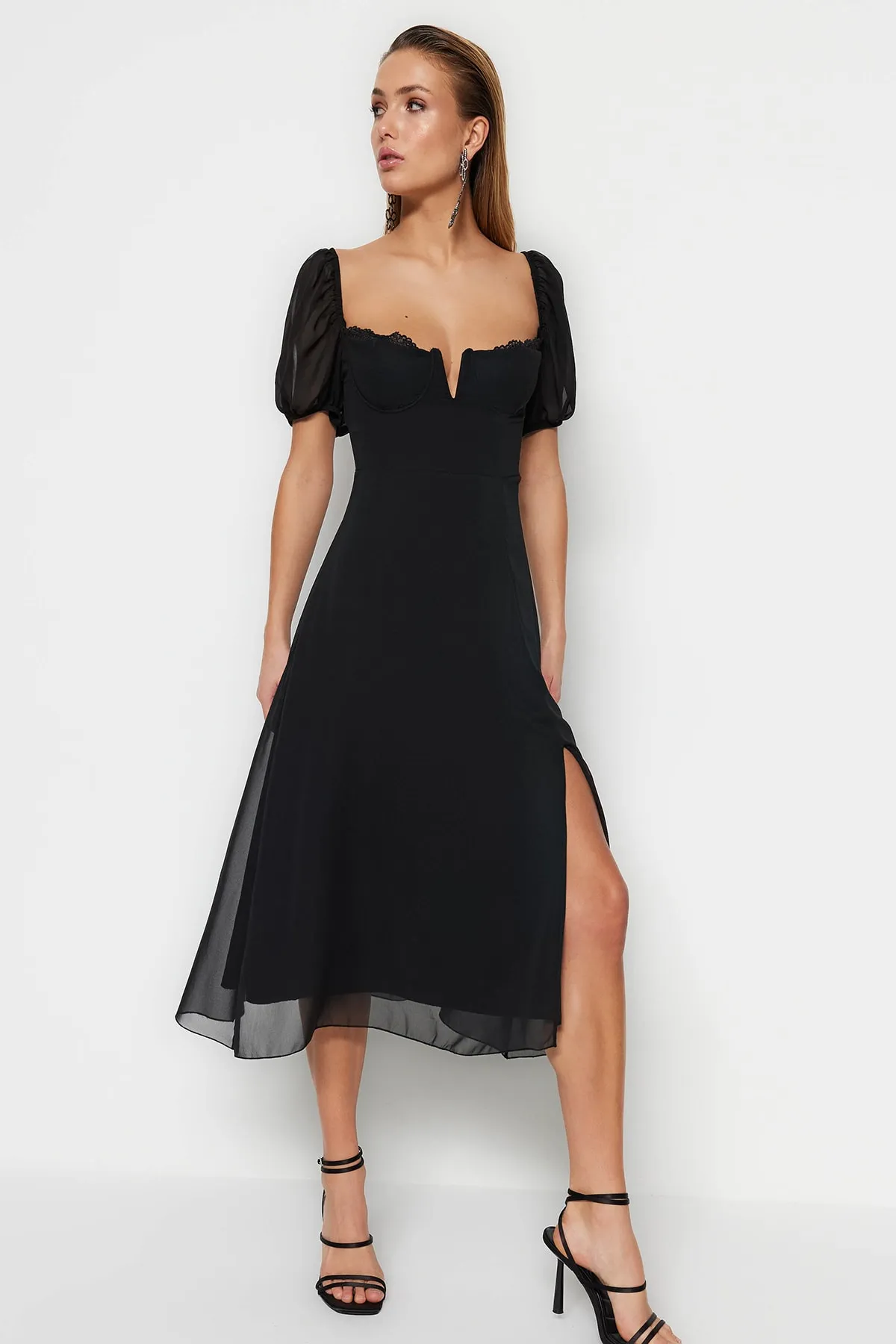 Trendyol Collection  Elegantes Abendkleid aus schwarzem, gefüttertem Chiffon TPRSS23EL00088