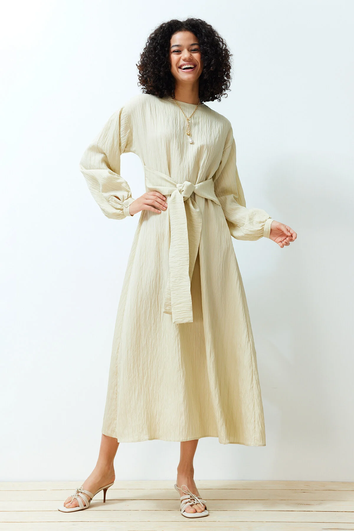 Trendyol Modest  Beigefarbenes Webkleid mit Bindeband vorne TCTSS24EB00131