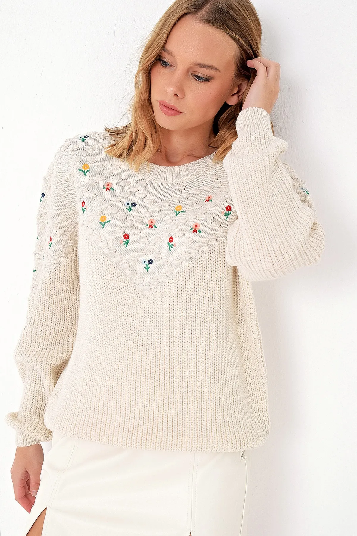 Trend Alaçatı Stili  Ecrufarbenes, besticktes Premium-Sweatshirt für Damen ALC-X5093