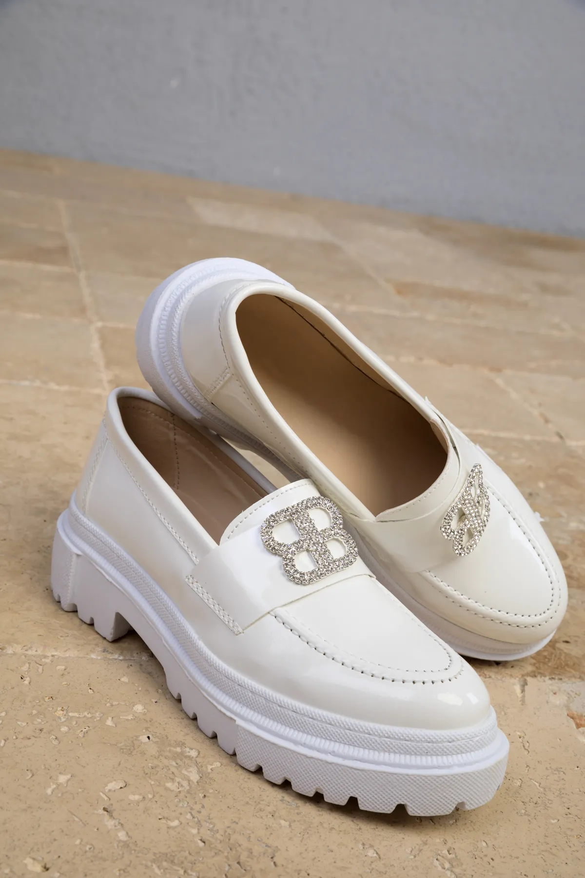 SOHO  Weiße Lackleder-Freizeitschuhe für Damen 18650