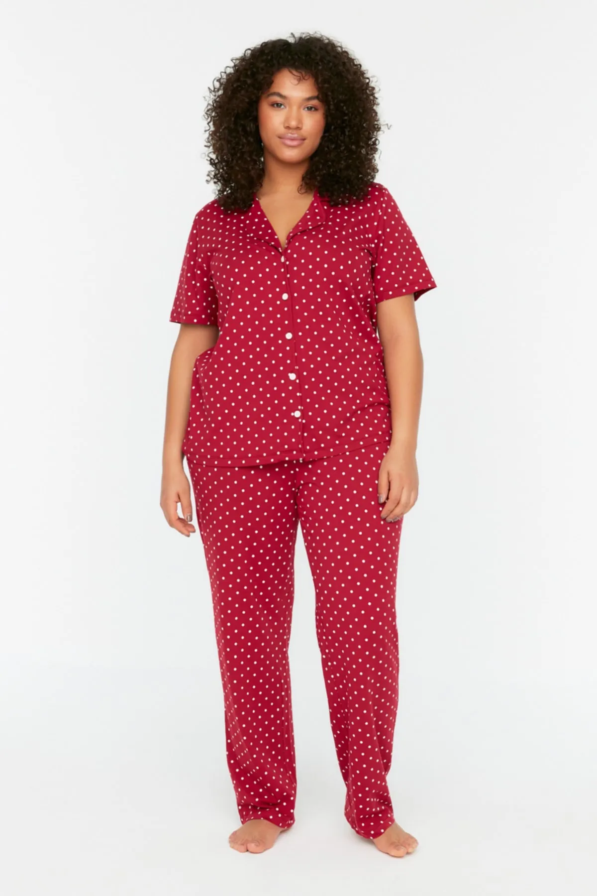 Trendyol Curve  Bedrucktes gestricktes Pyjama-Set mit Knöpfen in Weinrot TBBSS22PT0710