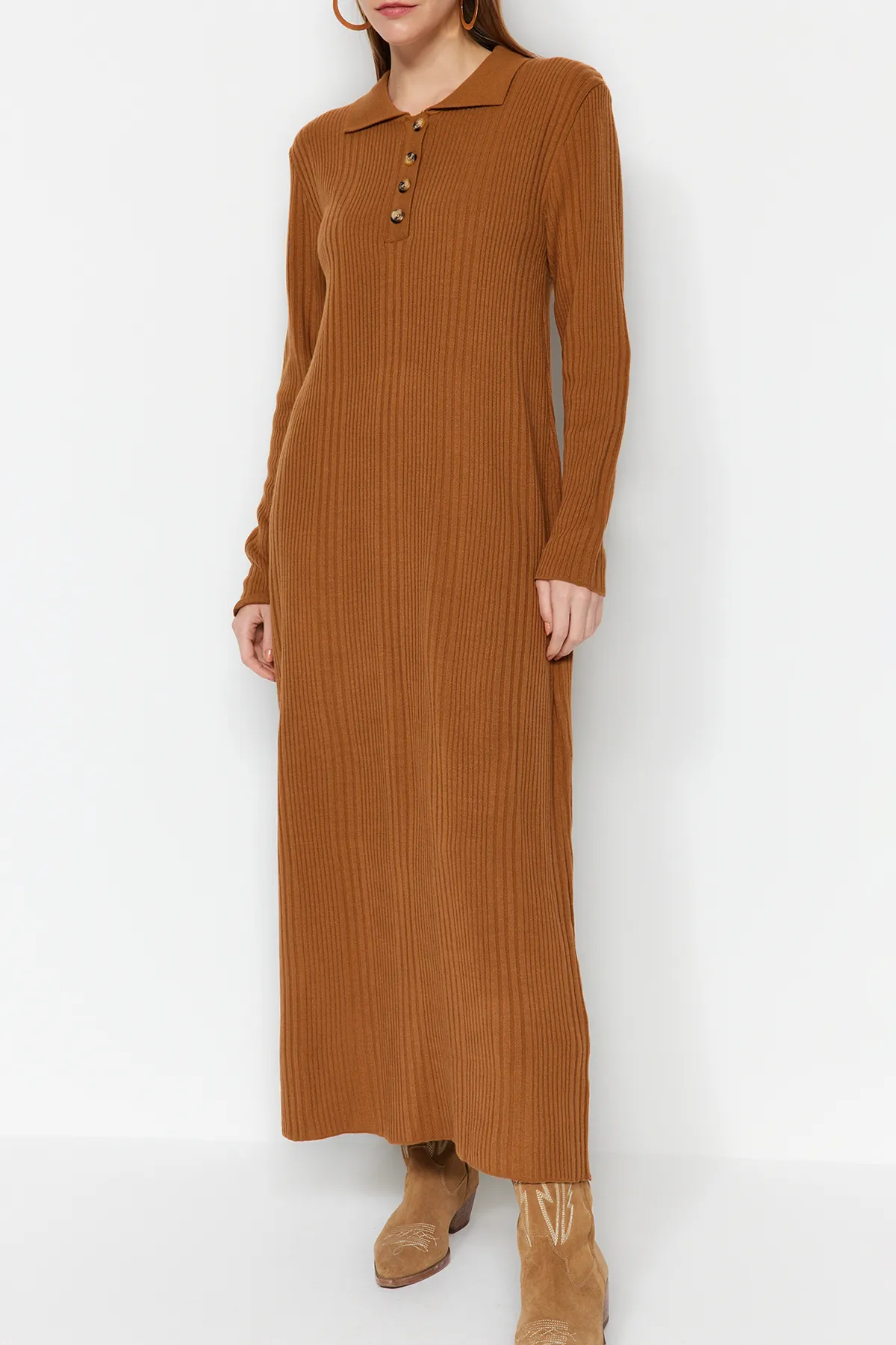 Trendyol Modest  Kamelfarbenes, geripptes Strickkleid mit Polokragen und bequemer Passform TCTAW24EB00025