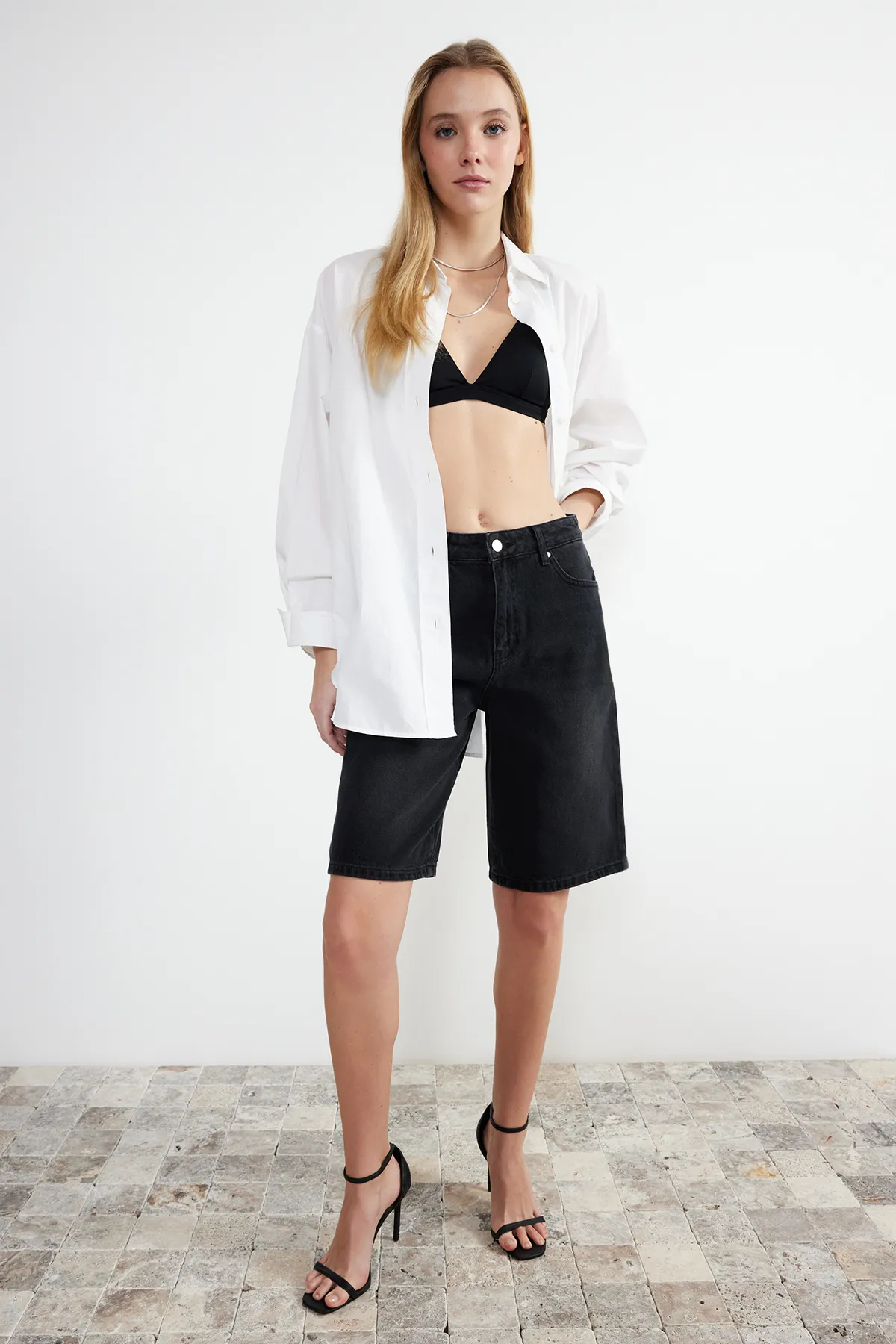 Trendyol Collection  Schwarze Jeansshorts mit hoher Taille und Bermuda TWOSS24SR00007