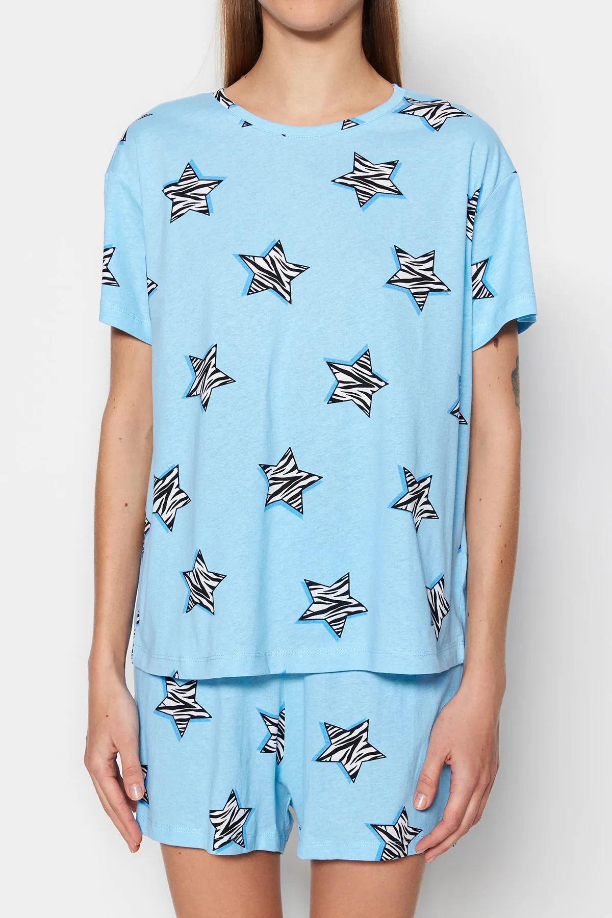 Trendyol Collection  Blaues Strickpyjama-Set mit T-Shirt und Shorts aus 100 % Baumwolle mit Sternmuster THMSS23PT00005