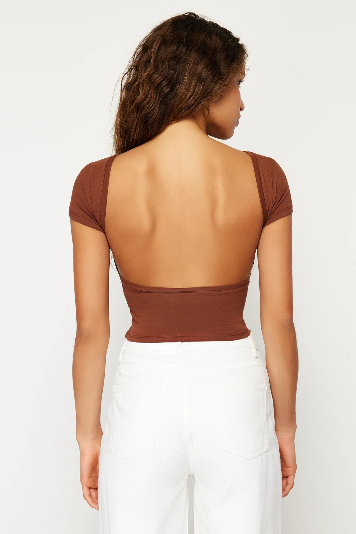 Trendyol Collection  Braune, rückenfreie, bauchfreie, dehnbare Strickbluse aus Baumwolle TWOSS23BZ00912