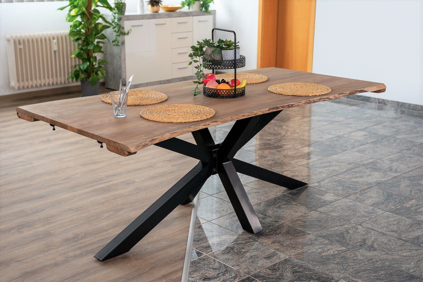 Junado® Baumkantentisch Jannik by Wolf Möbel, Akazienholz massiv, Tischplattenstärke: 26mm, echte Baumkante, schwarzes Spidergestell, bis 3,20 Meter erhältlich, inkl. Ansteckplatten (je 50cm)