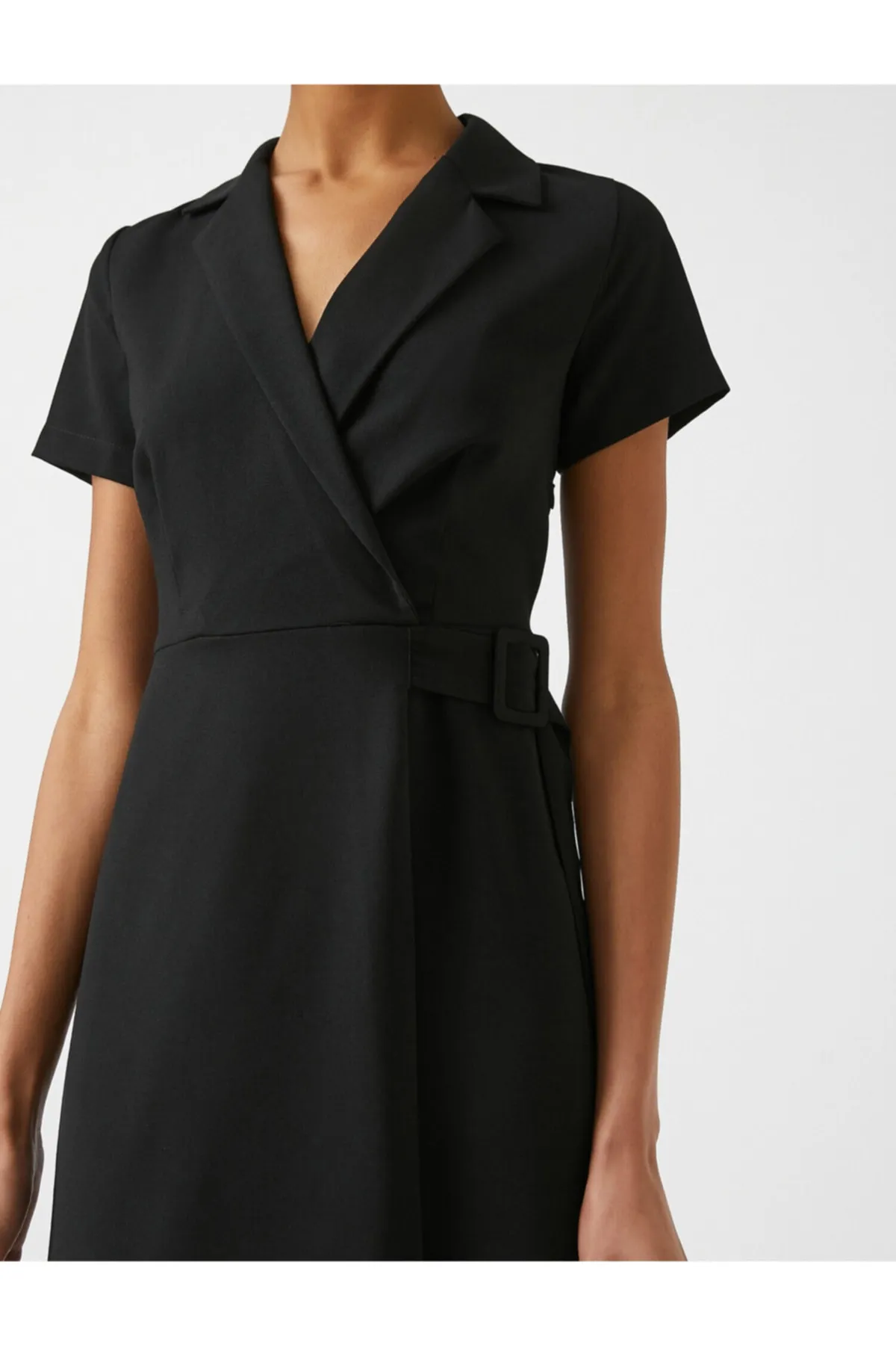 Koton  Damenkleid mit V-Ausschnitt und kurzen Ärmeln in Schwarz 2yak82952uw