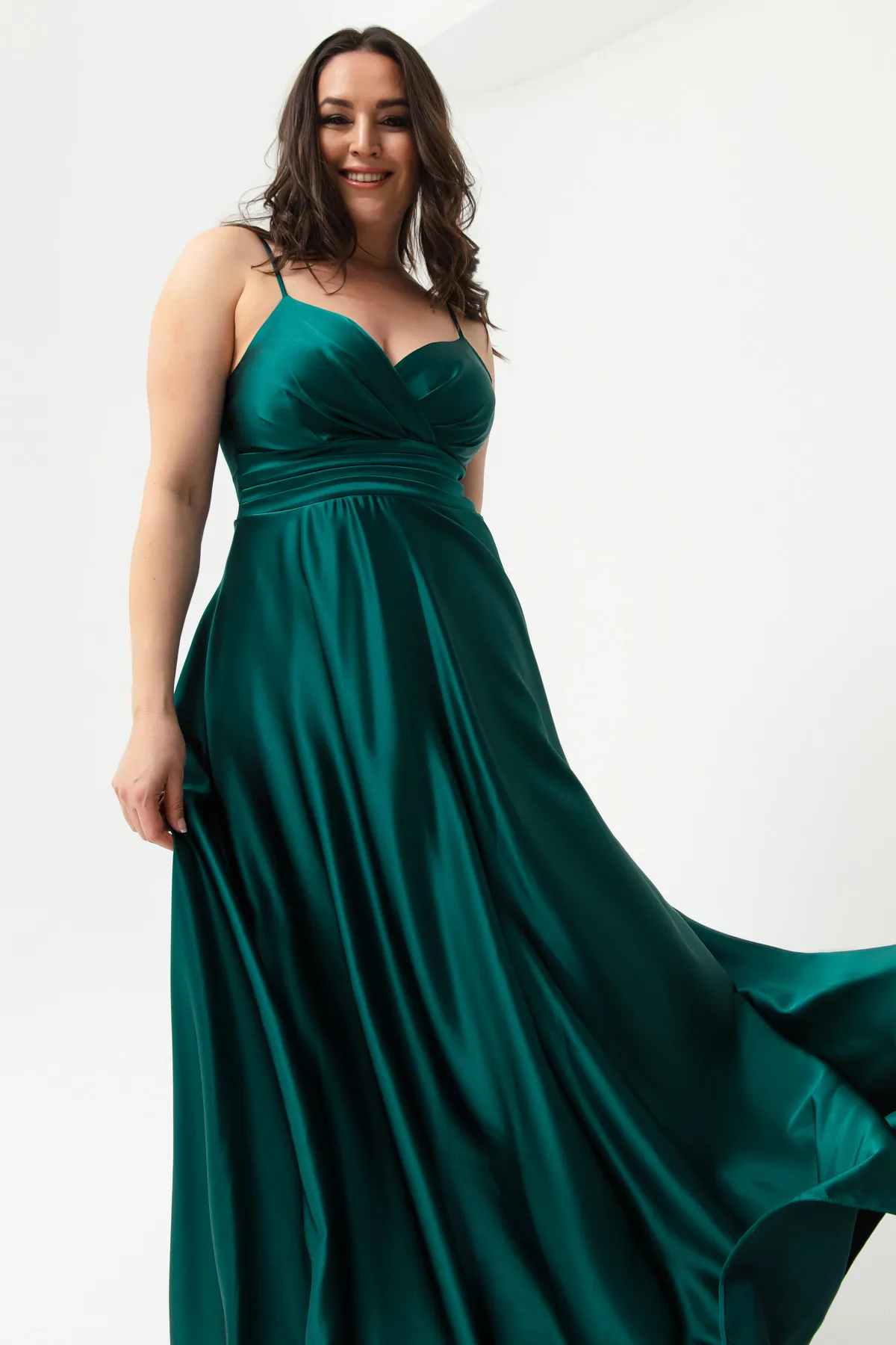 Lafaba  Smaragdgrünes Abendkleid und Abschlusskleid aus Satin in Übergröße mit Trägern in Smaragdgrün