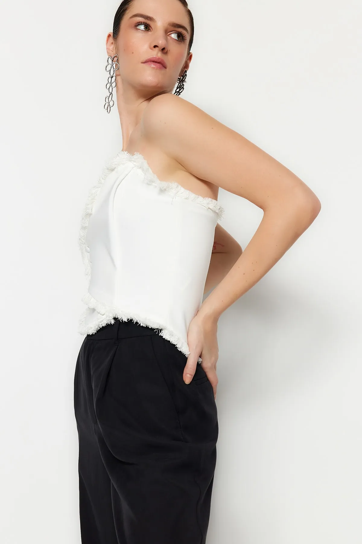Trendyol Collection  Ecru Tailliertes, gefüttertes Bustier mit gewebten Quasten TPRSS22BS0070