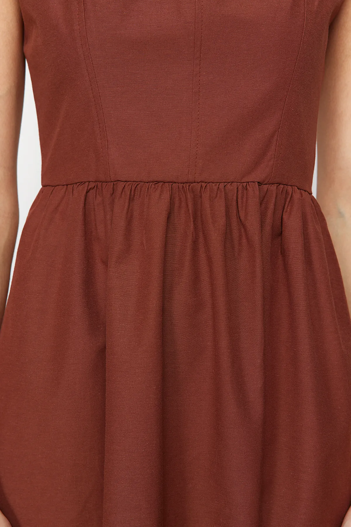 Trendyol Collection  Braunes gewebtes Midikleid mit Taillenöffnung und Korsett-Nähten TWOSS24EL00038