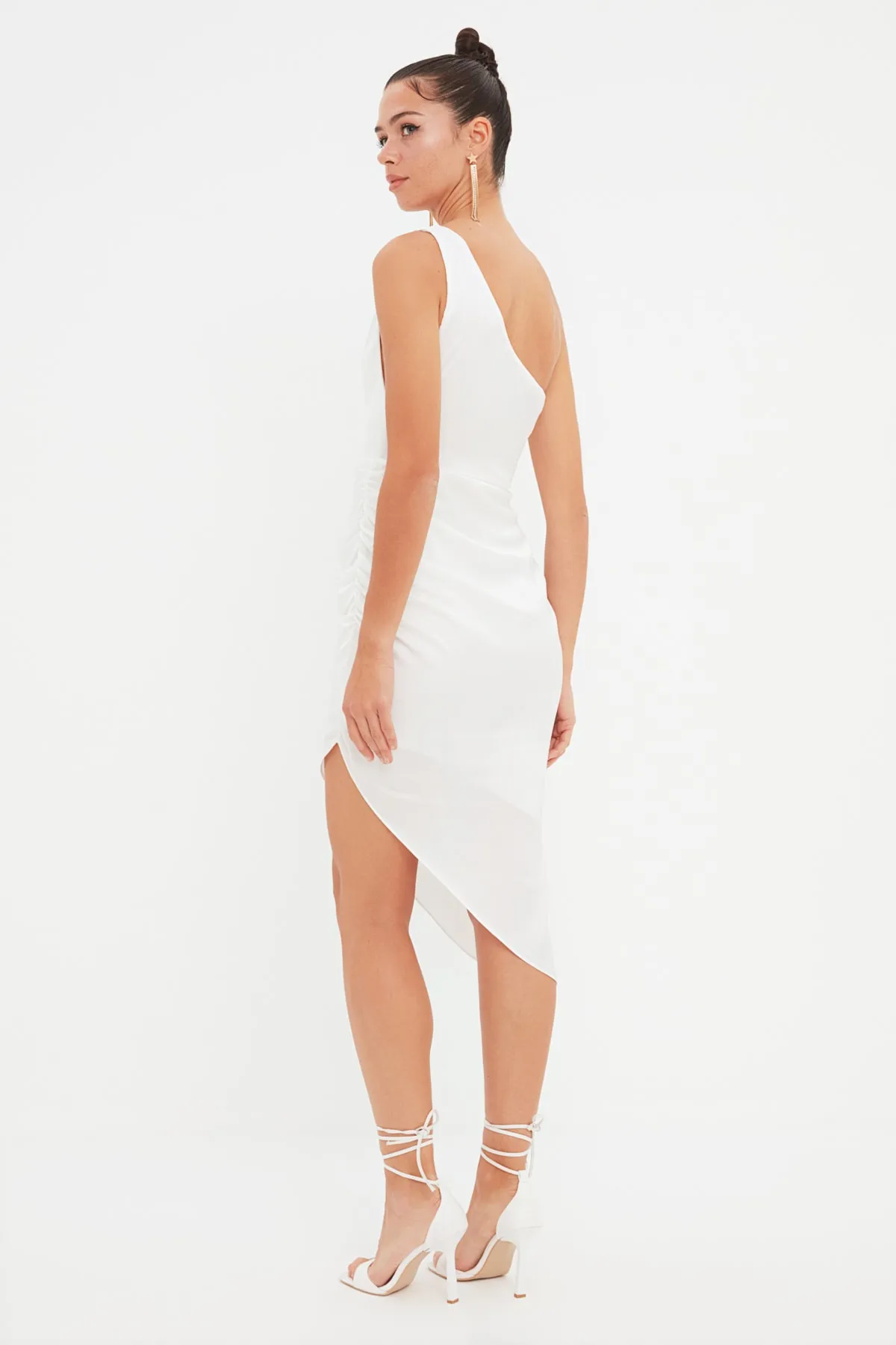 Trendyol Collection  Ecru-Satin-Abendkleid TPRSS22EL2288