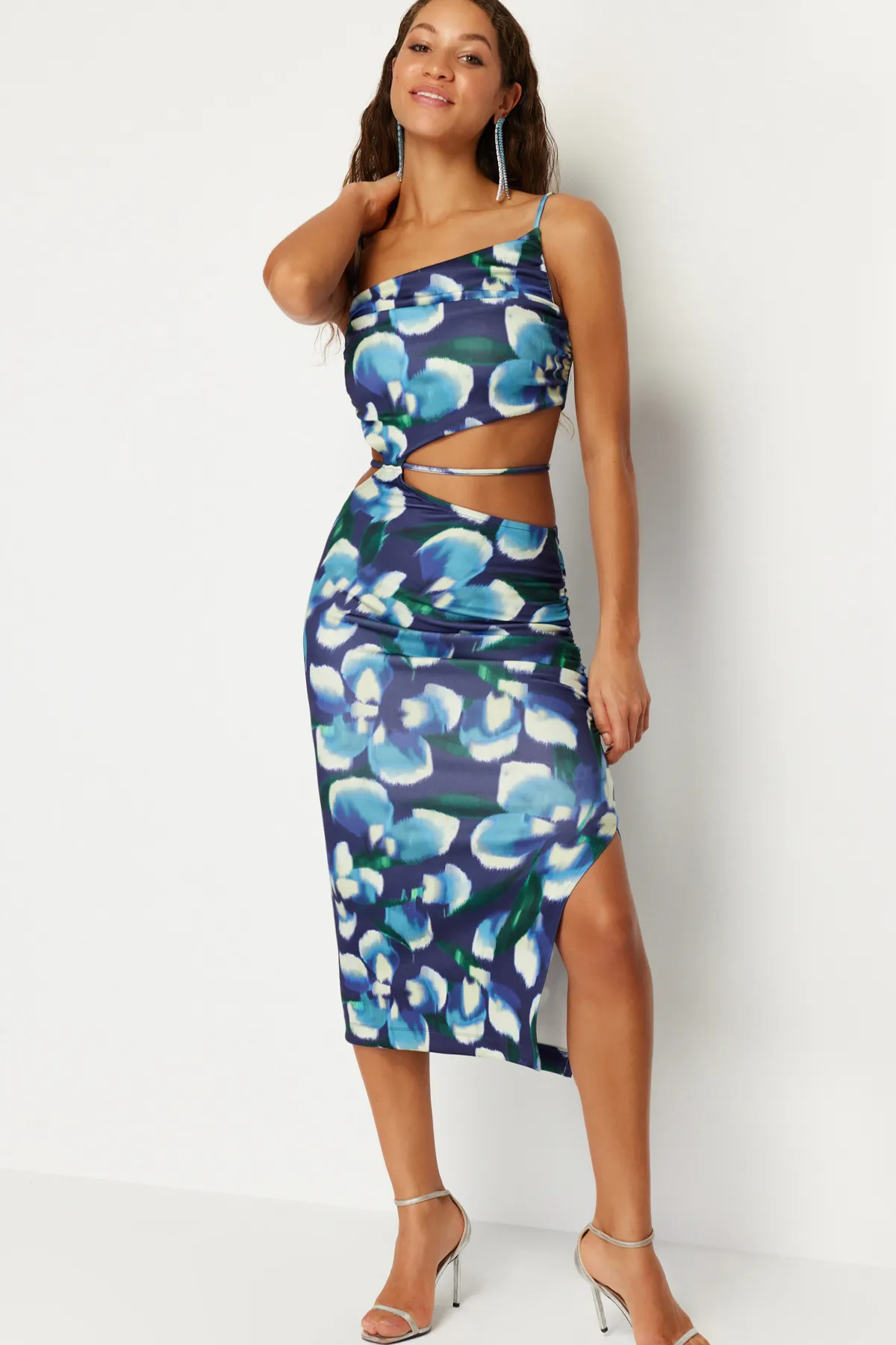 Trendyol Collection  Blau-mehrfarbiges, floral gemustertes, stilvolles Abendkleid mit Raffdetails TPRSS22EL0960