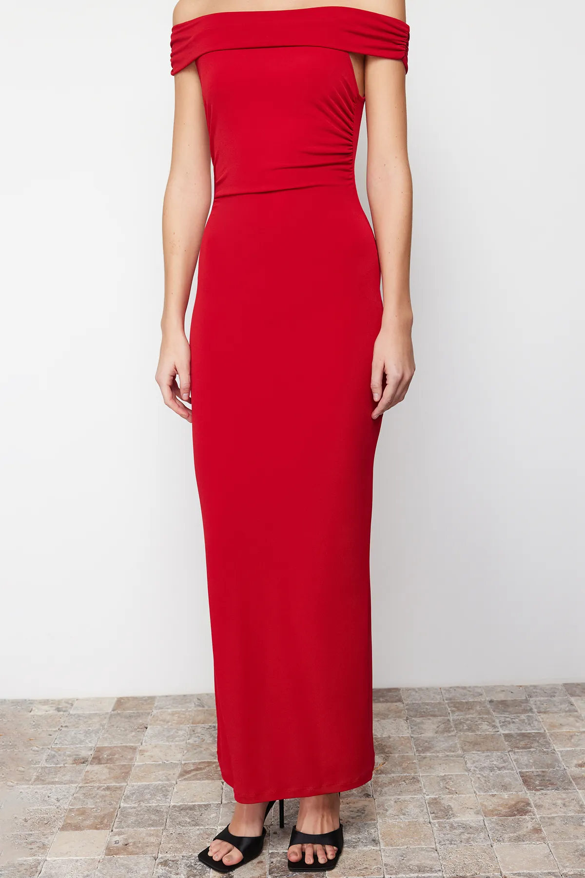 Trendyol Collection  Rotes Maxi-Bleistiftkleid aus flexiblem Strick mit Carmen-Kragen und figurbetontem Carmen-Ausschnitt TWOSS24EL00254