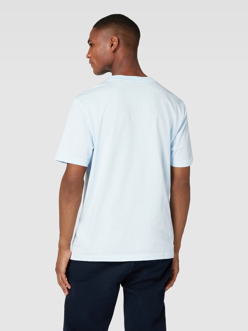 T-Shirt aus Baumwolle mit Label-Detail in hellblau meliert