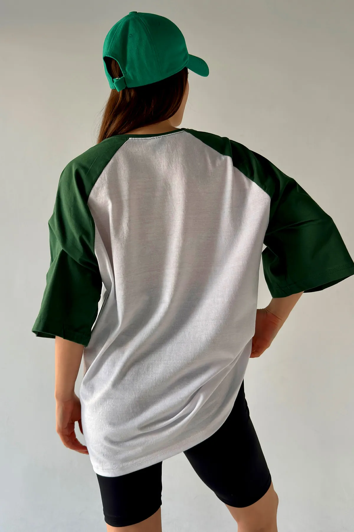 MODAGEN  Unisex-Baumwolle, weiße Ärmel, grünes, sportlich bedrucktes, übergroßes Boyfriend-T-Shirt mit Rundhalsausschnitt