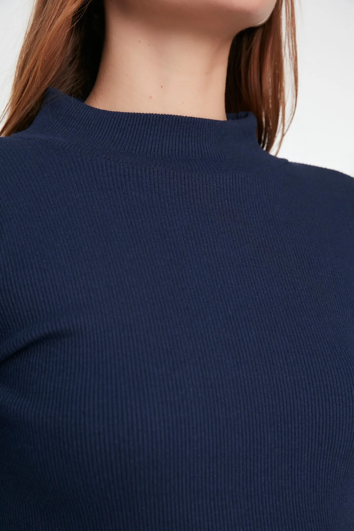 Trendyol Collection  Marineblaue, taillierte, langärmlige, gerippte, dehnbare Strickbluse mit hohem Kragen TWOAW21BZ0423