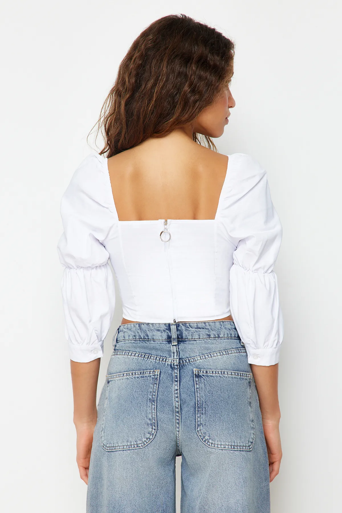 Trendyol Collection  Weiße, kurze, gewebte Bluse mit Ballonärmeln und quadratischem Ausschnitt TWOSS19XB0036