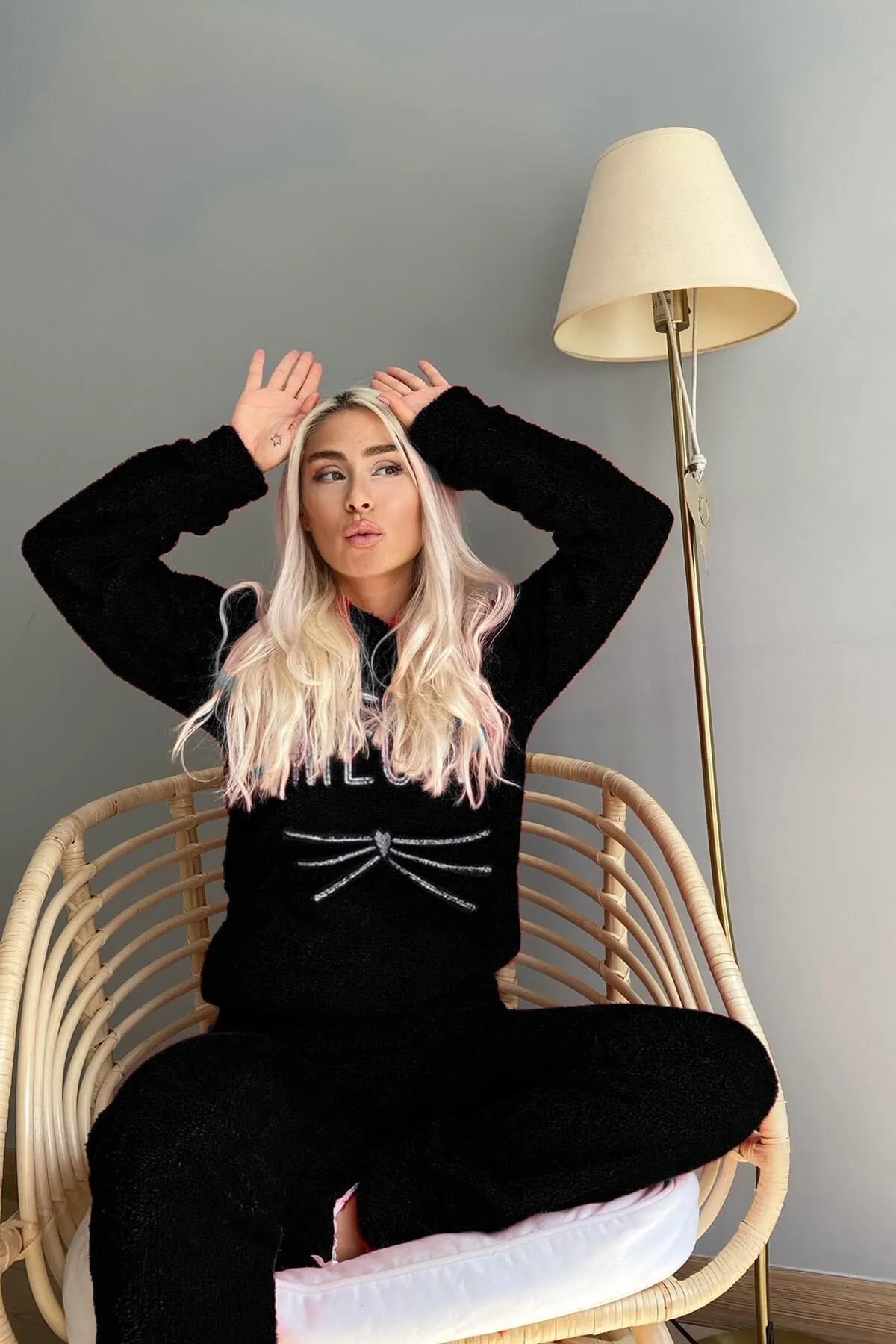 Pijamaevi  Schwarzes Pyjama-Set aus Vollplüsch mit Meow-Muster