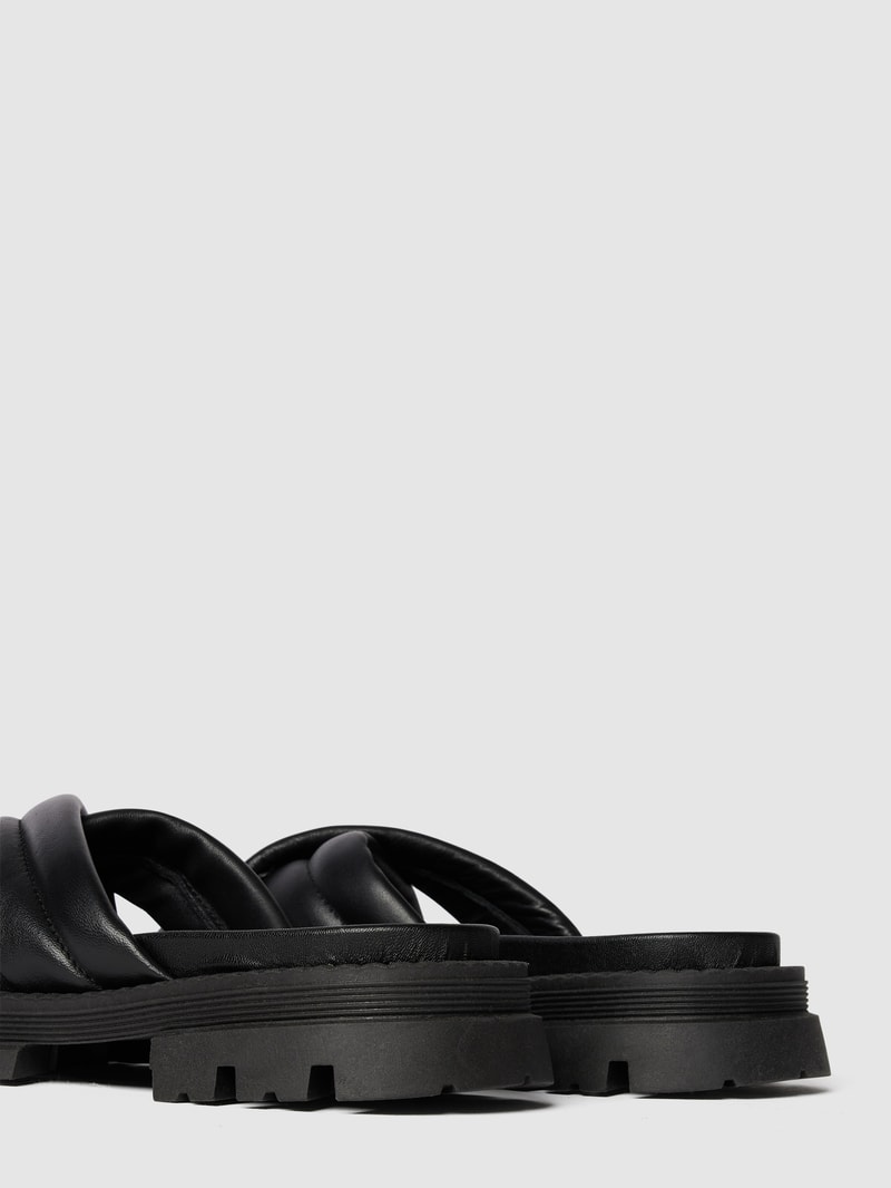 Slides mit gekreuzten Riemen in schwarz