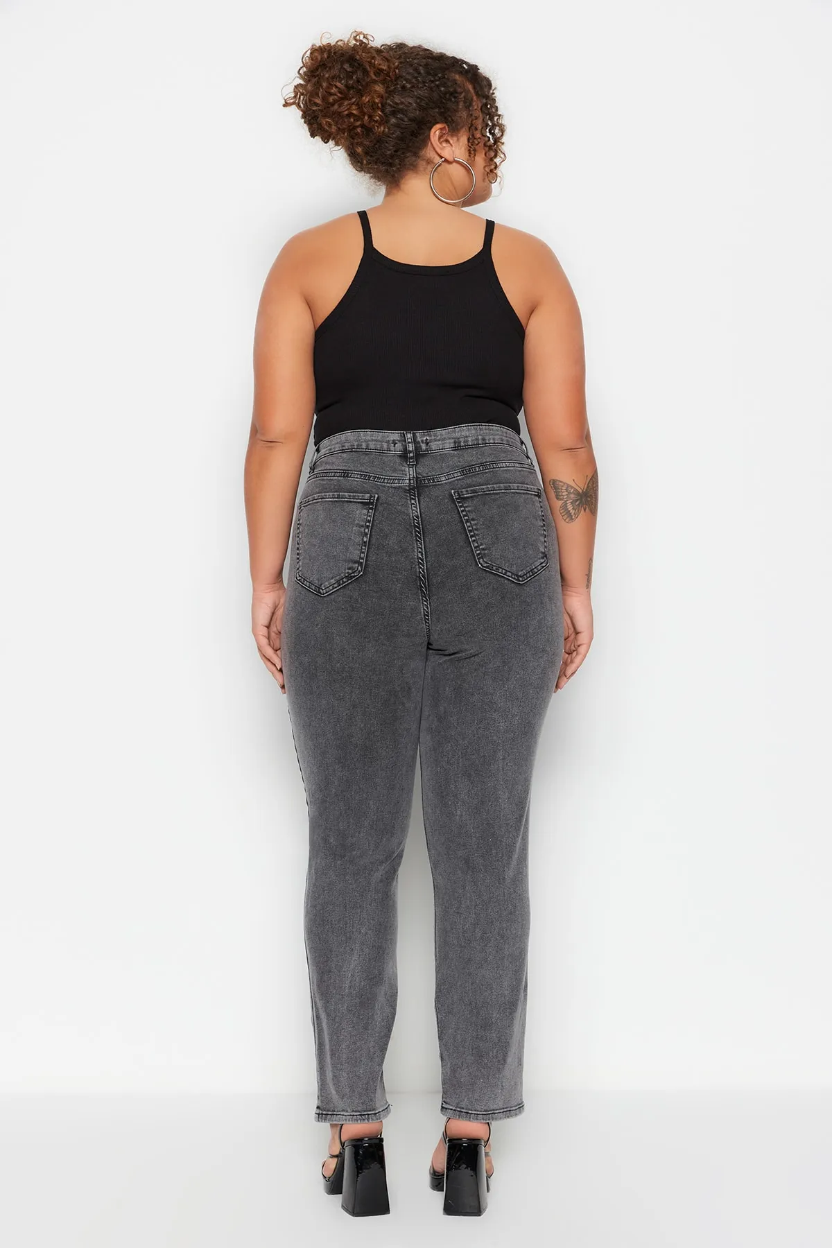 Trendyol Curve  Graue Mom-Jeans mit hoher Taille und Umschlag TBBSS23CJ00026