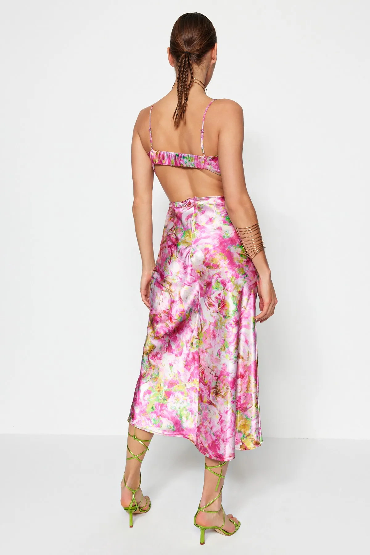 Trendyol Collection  Mehrfarbiges, gewebtes Satin-Blumenmuster, elegantes Abendkleid TPRSS23EL00305