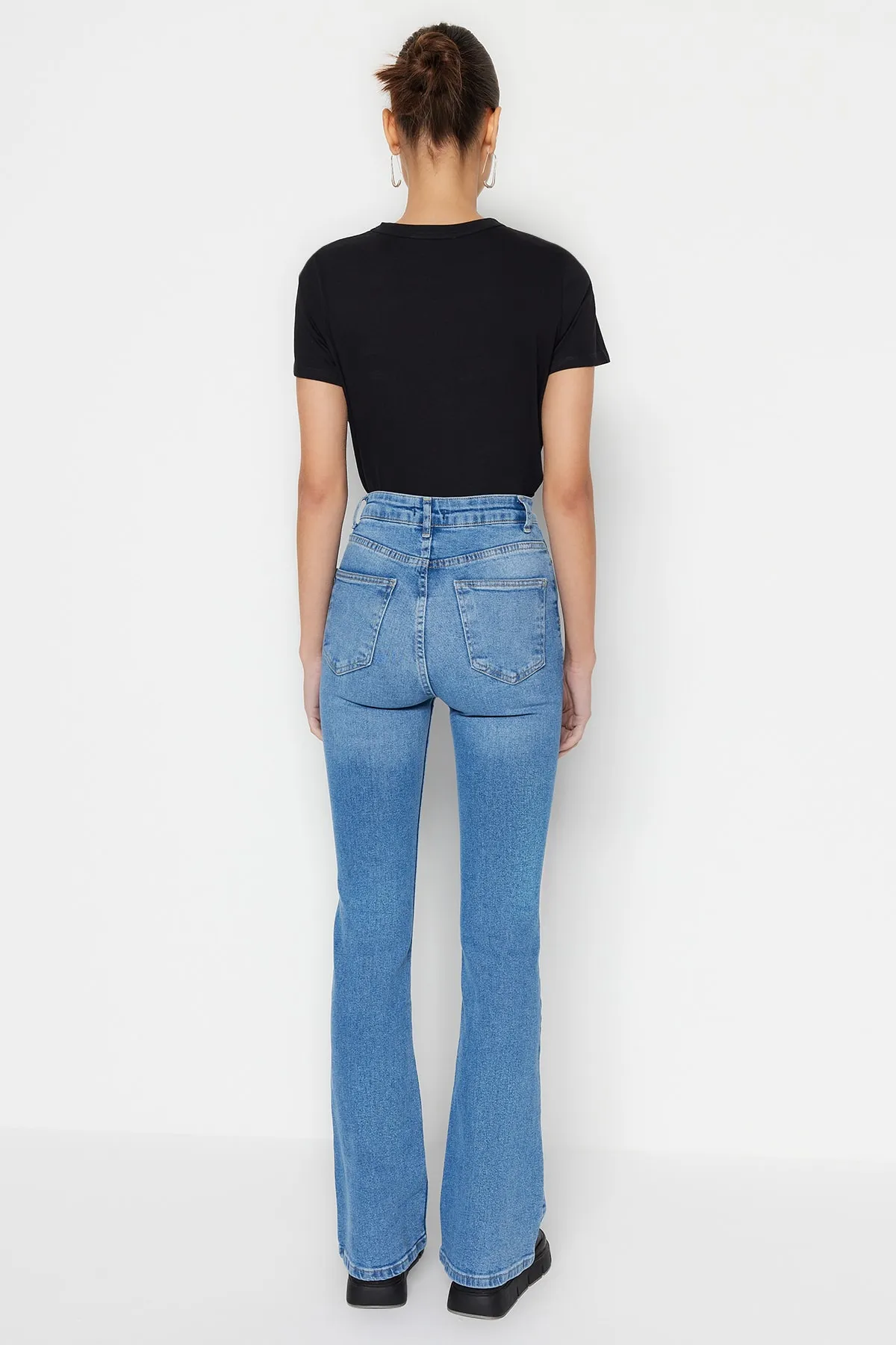 Trendyol Collection  Blaue Schlagjeans mit hoher Taille TWOSS23JE00063