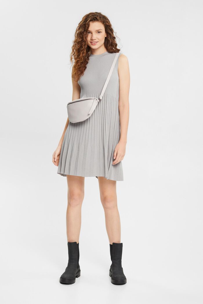 Eng anliegendes und ausgestelltes Plisseekleid