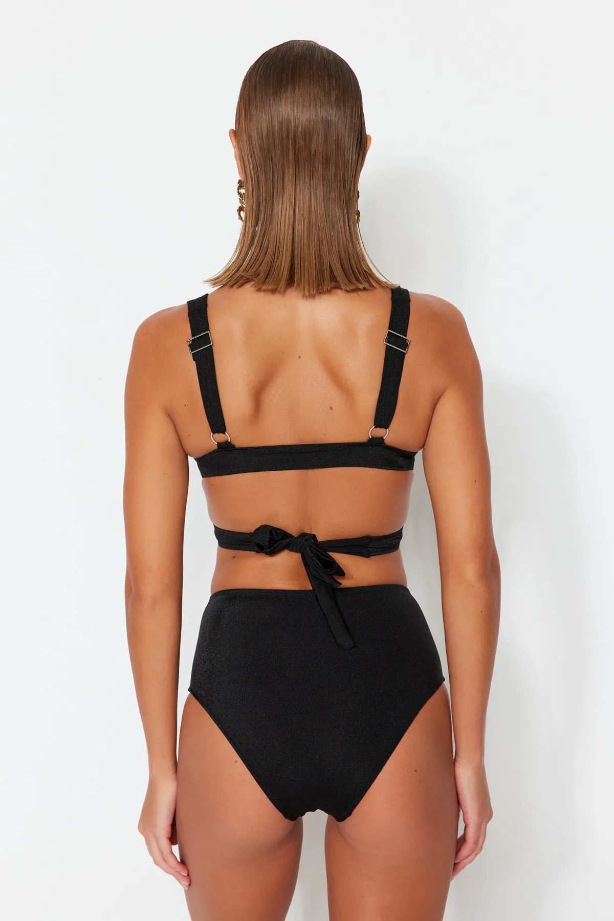 Trendyol Collection  Schwarzes Triangel-Bikini-Set mit Cut-Out/Fenster, hoher Taille und hohem Beinausschnitt TBESS23BT00064