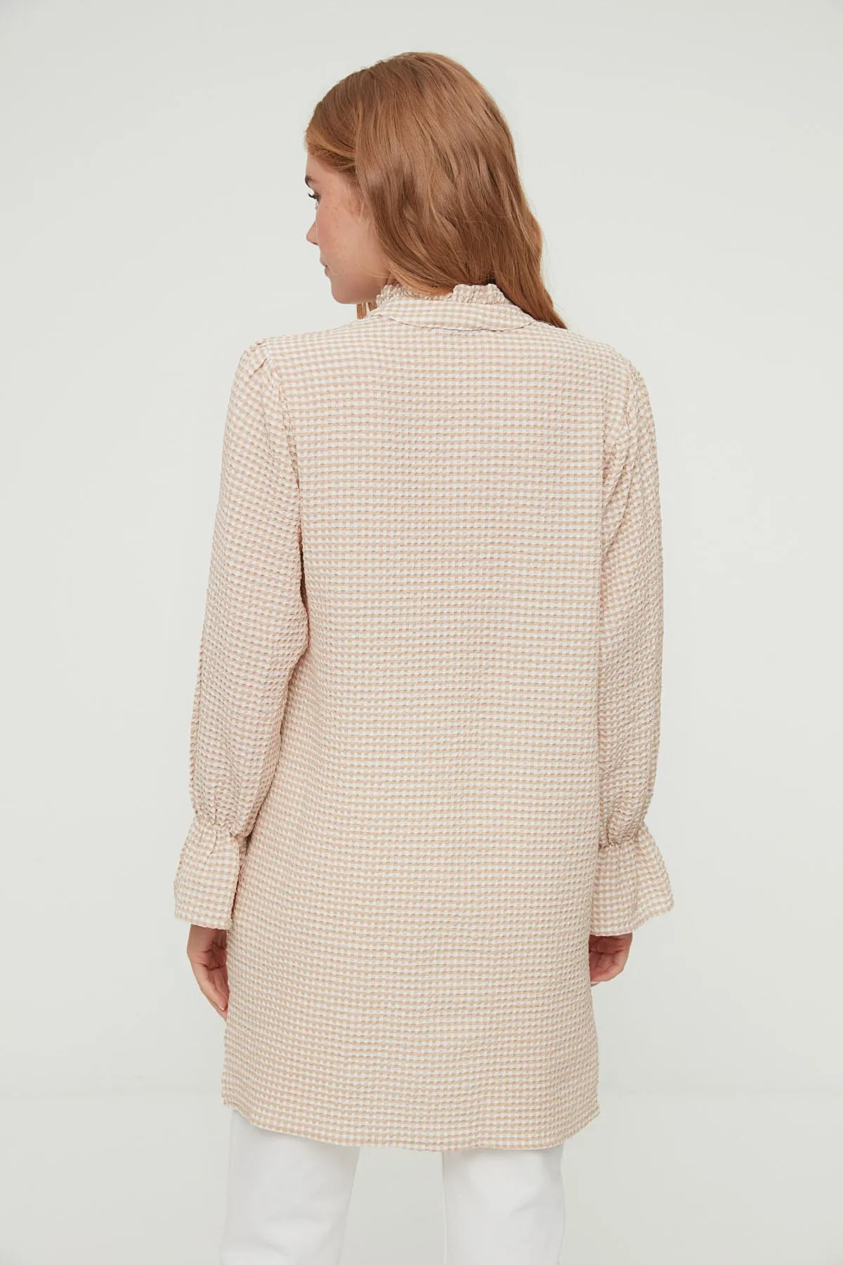 Trendyol Modest  Beiges gewebtes Seersucker-Hemd mit Gingham-Muster TCTSS22GO0110