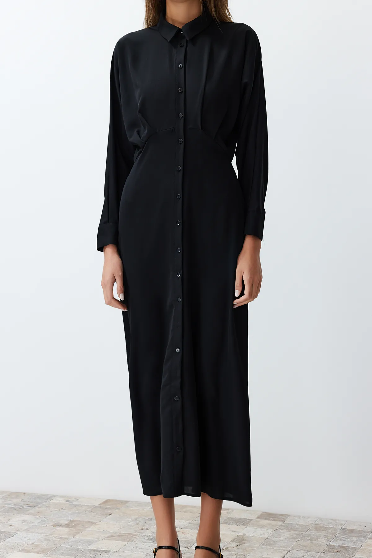Trendyol Modest  Schwarzes, gewebtes Hemdkleid mit Taillendetails TCTSS24EB00011