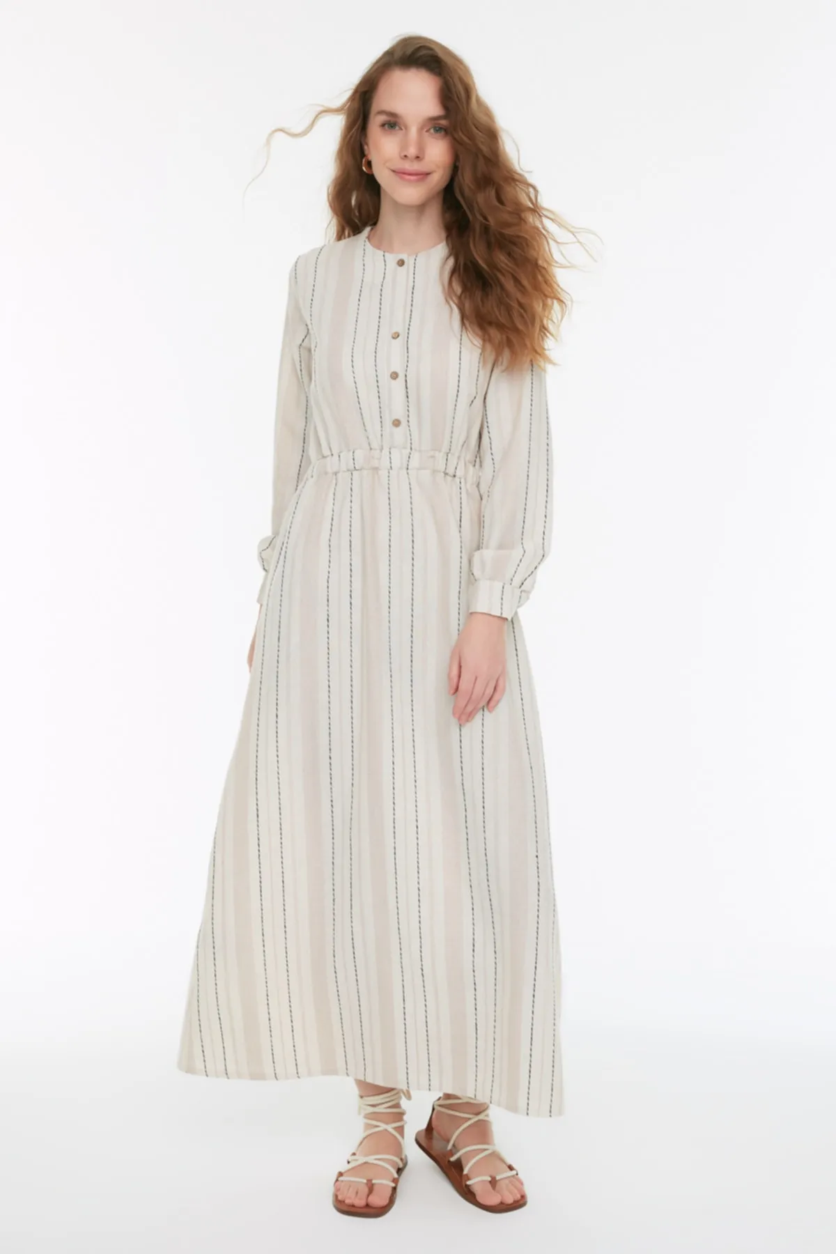 Trendyol Modest  Beiges gestreiftes Kleid aus Leinenmischung mit Knopfleiste und elastischer Taille TCTSS22EB0236