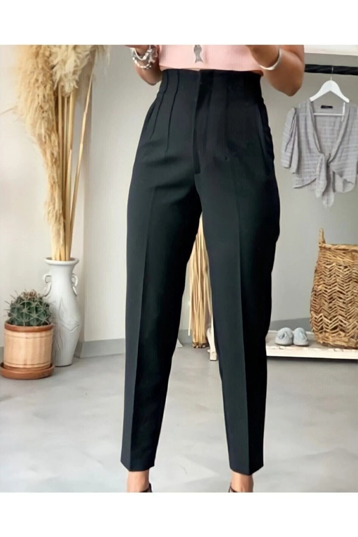HAKKE  Schwarze, schmal geschnittene Hose mit hoher Taille