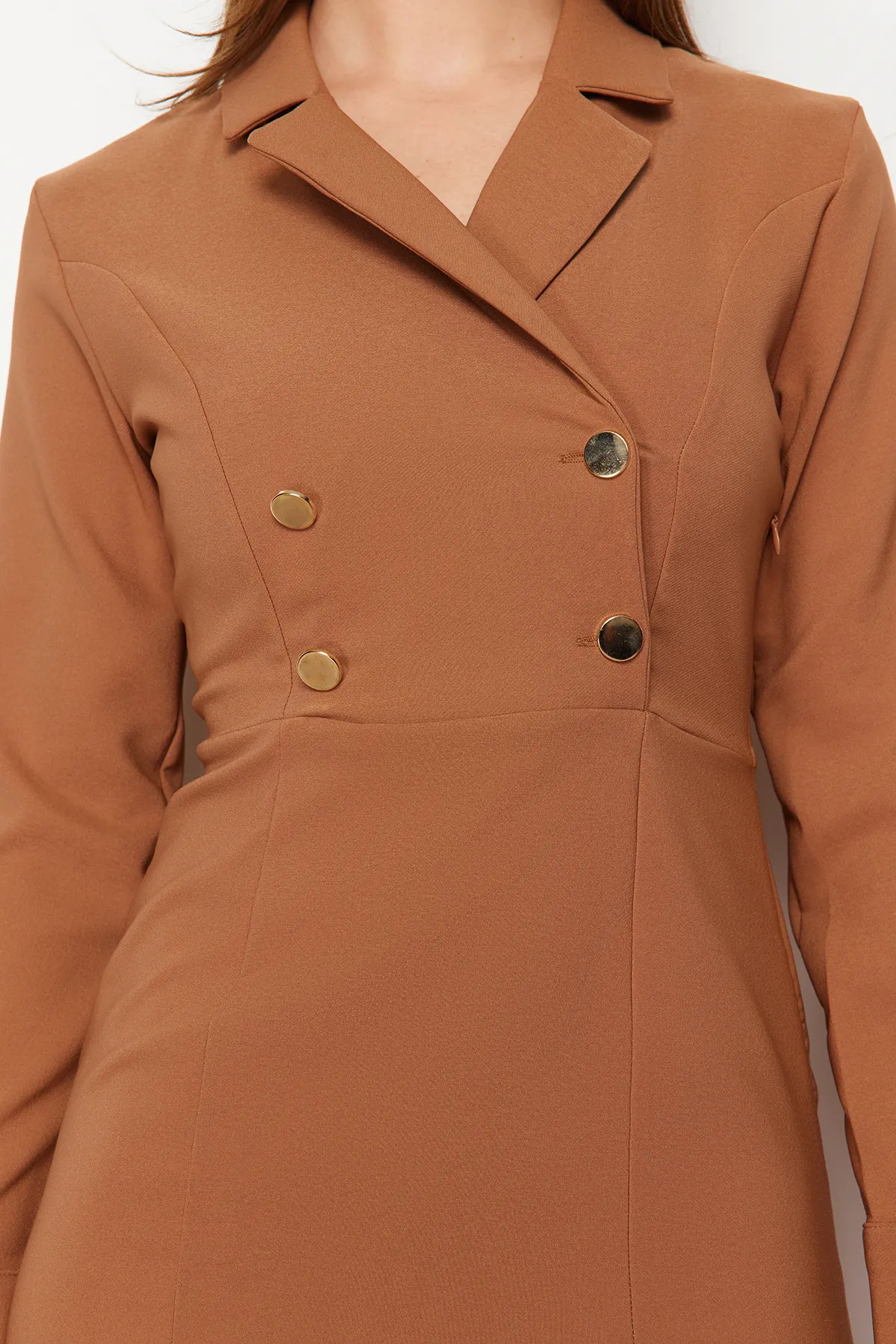 Trendyol Modest  Kamelfarbenes gewebtes Kleid mit zweireihigem Kragen und Knopfdetail TCTSS24EB00020