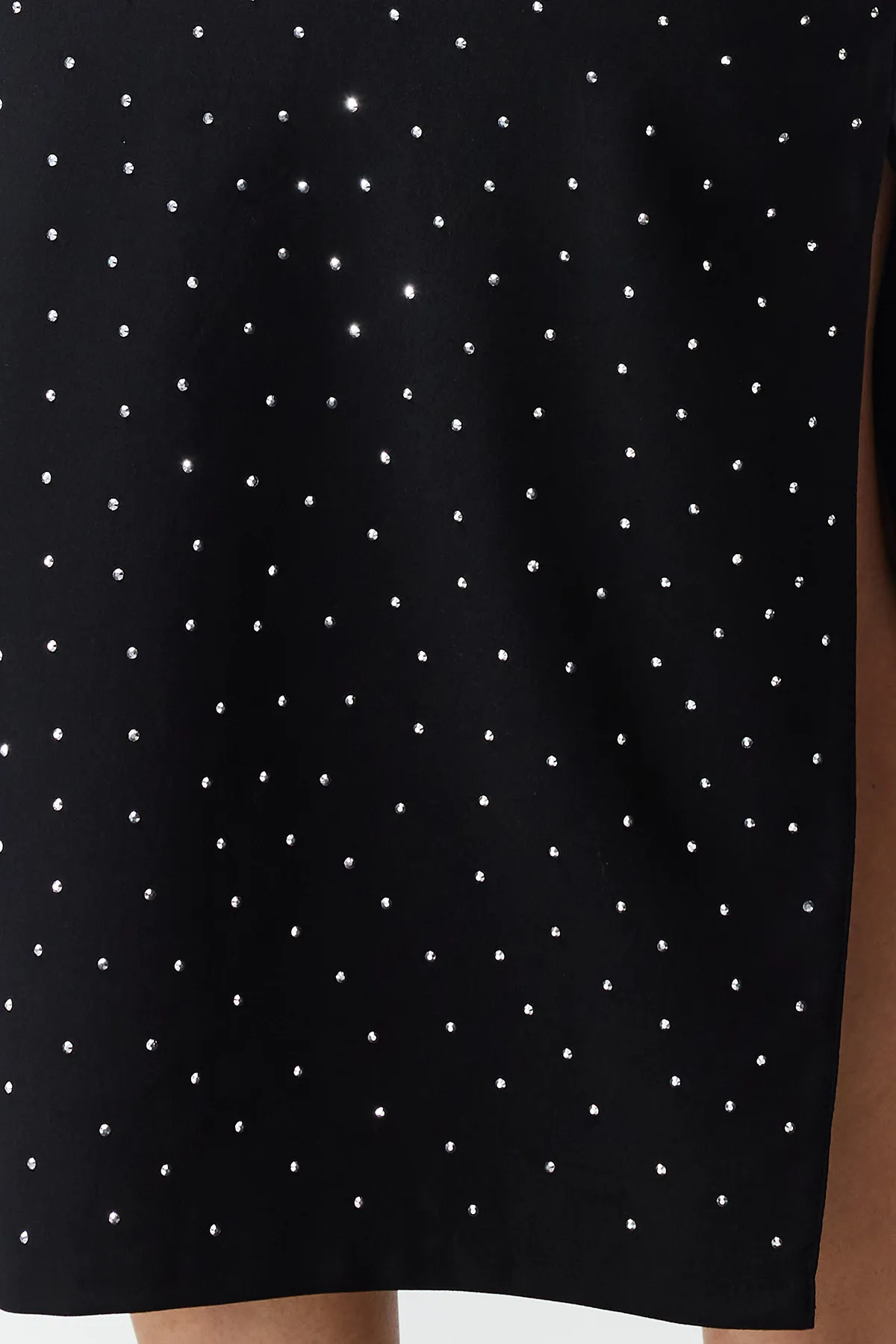 Trendyol Collection  Stilvolles schwarzes Abendkleid mit glänzendem Steindetail