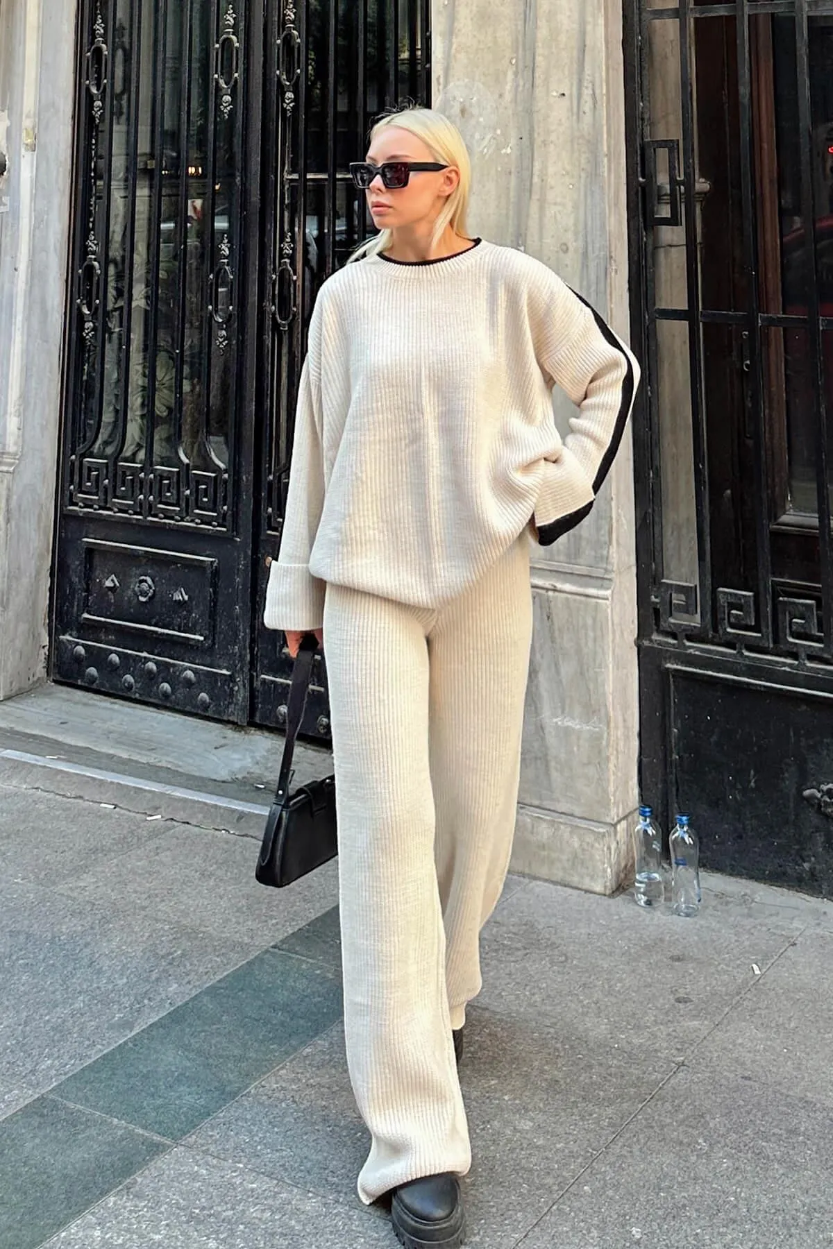 Swist  Beigefarbener Damen-Strickanzug mit Schulterstreifen und detailliertem Rundhalsausschnitt und doppelten Bündchen. Pullover-Hose unten-oben