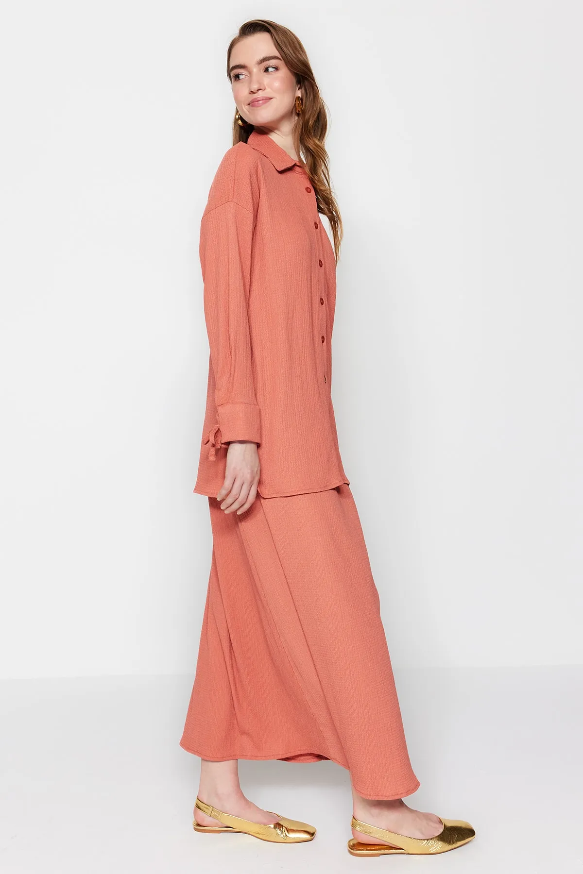 Trendyol Modest  Strickset aus Tunika und Rock in Zimt-Crinkle-Optik TCTSS23US00054