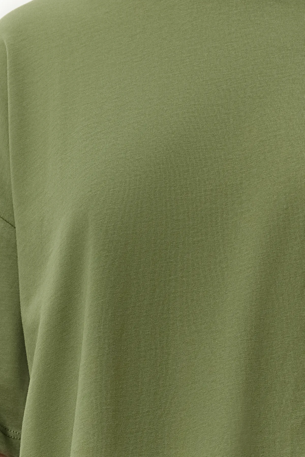 Trendyol Collection  Khakifarbenes T-Shirt mit Rundhalsausschnitt, 100 % Baumwolle, weite Passform - TWOSS20TS0134