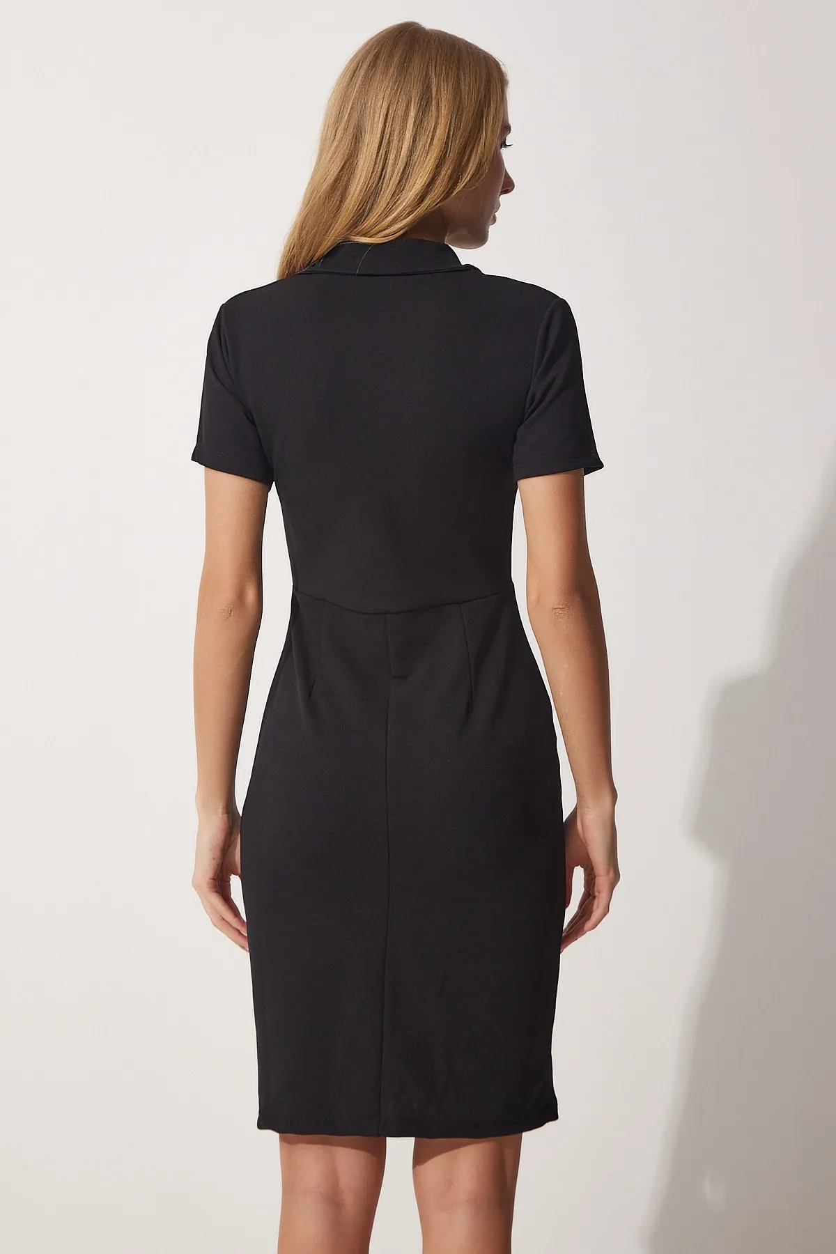 Happiness İstanbul  Tailliertes Strickkleid mit Schalkragen