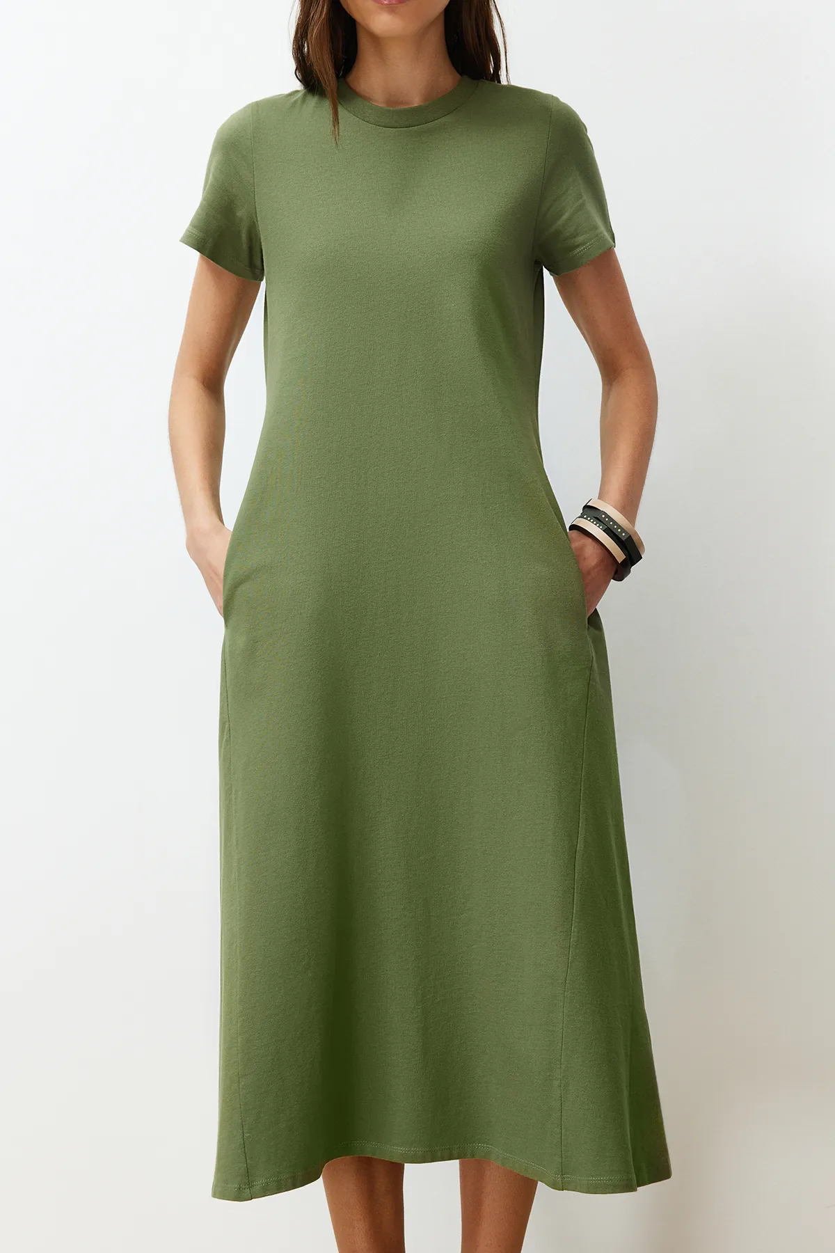 Trendyol Collection  Khakifarbenes Premium-Strick-Midikleid in A-Linie mit Rundhalsausschnitt und Taschen TWOSS24EL00169