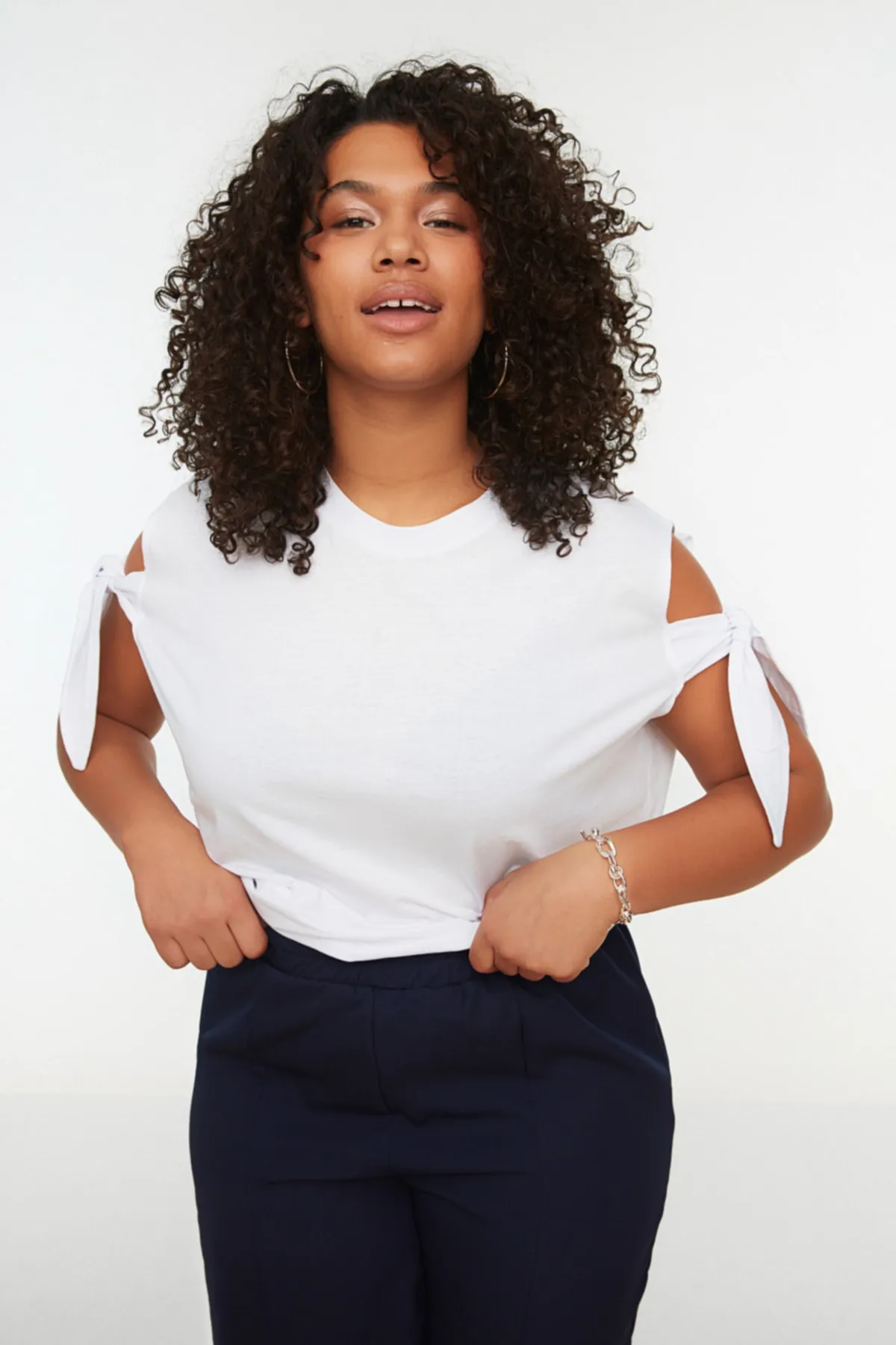 Trendyol Curve  Weißes Strick-T-Shirt mit Bindedetail an den Ärmeln TBSSS22BF0003