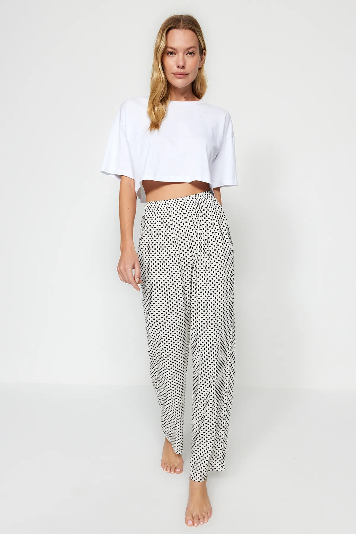 Trendyol Collection  2er-Pack Pyjamahosen aus gewebter Viskose mit Polka-Dot-Muster THMAW24PJ00009