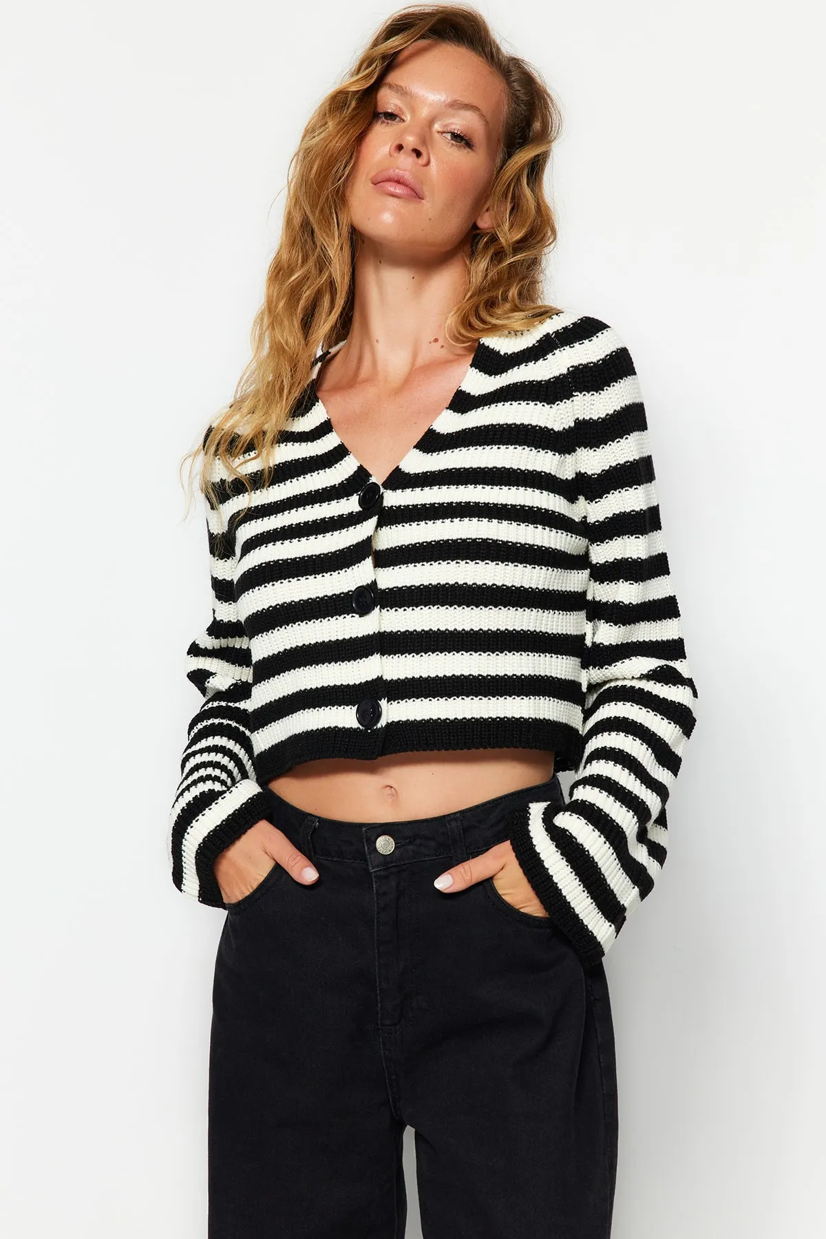 Trendyol Collection  Ecrufarbene Strickjacke mit V-Ausschnitt und Streifen TWOAW24HI00204