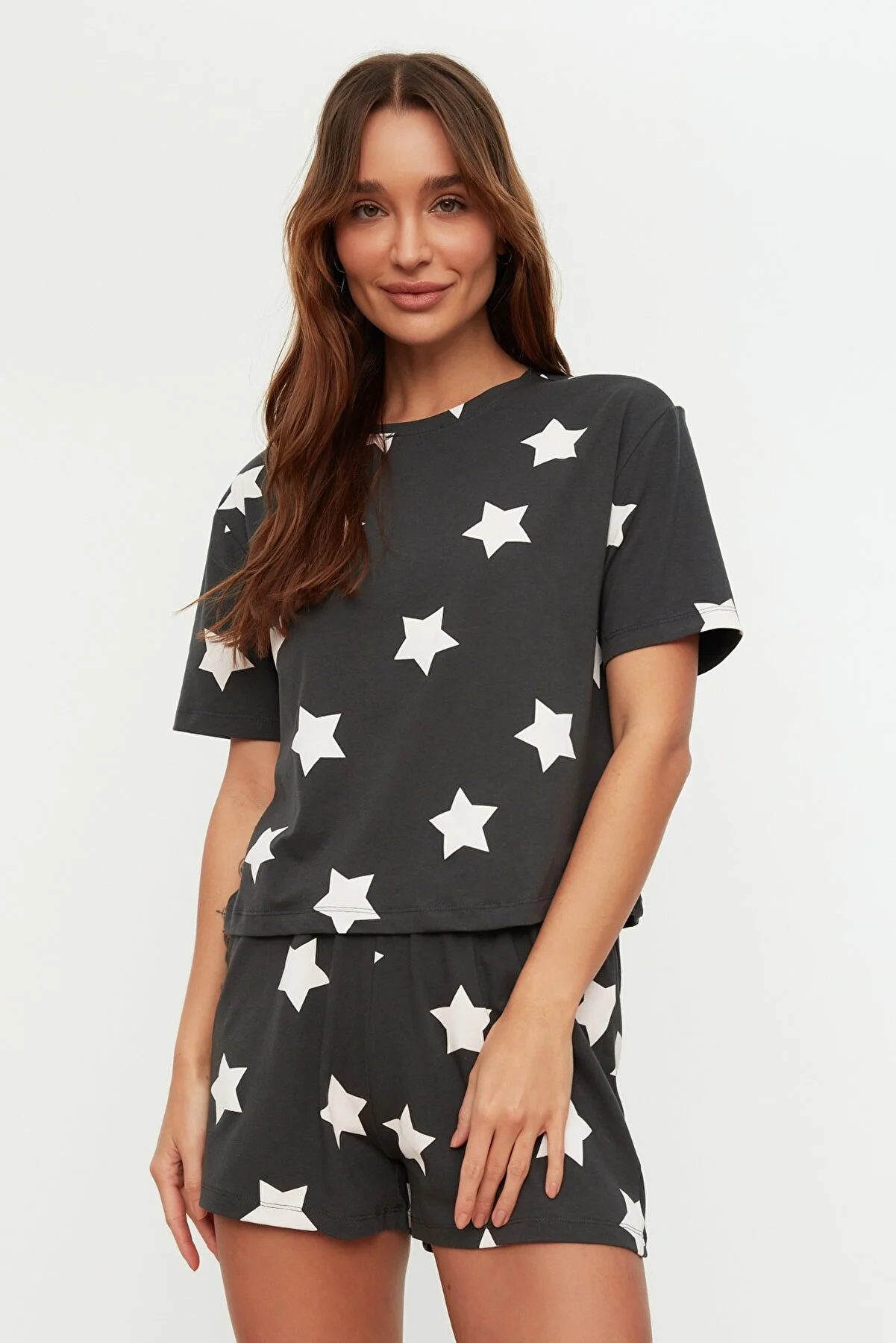 Trendyol Collection  Mehrfarbiges, gestricktes Pyjama-Set mit T-Shirt und Shorts aus 100 % Baumwolle mit Sternmuster THMSS22PT0501