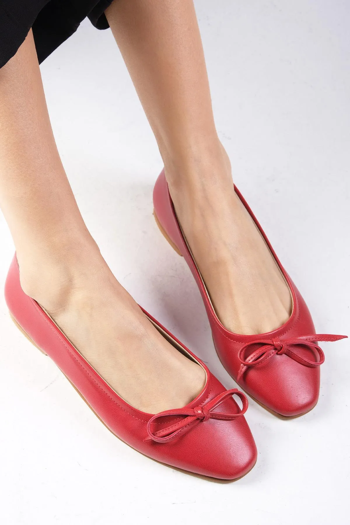 Mio Gusto  Nelly Damen Ballerina-Schuhe mit Schleife in Rot und stumpfer Zehenpartie