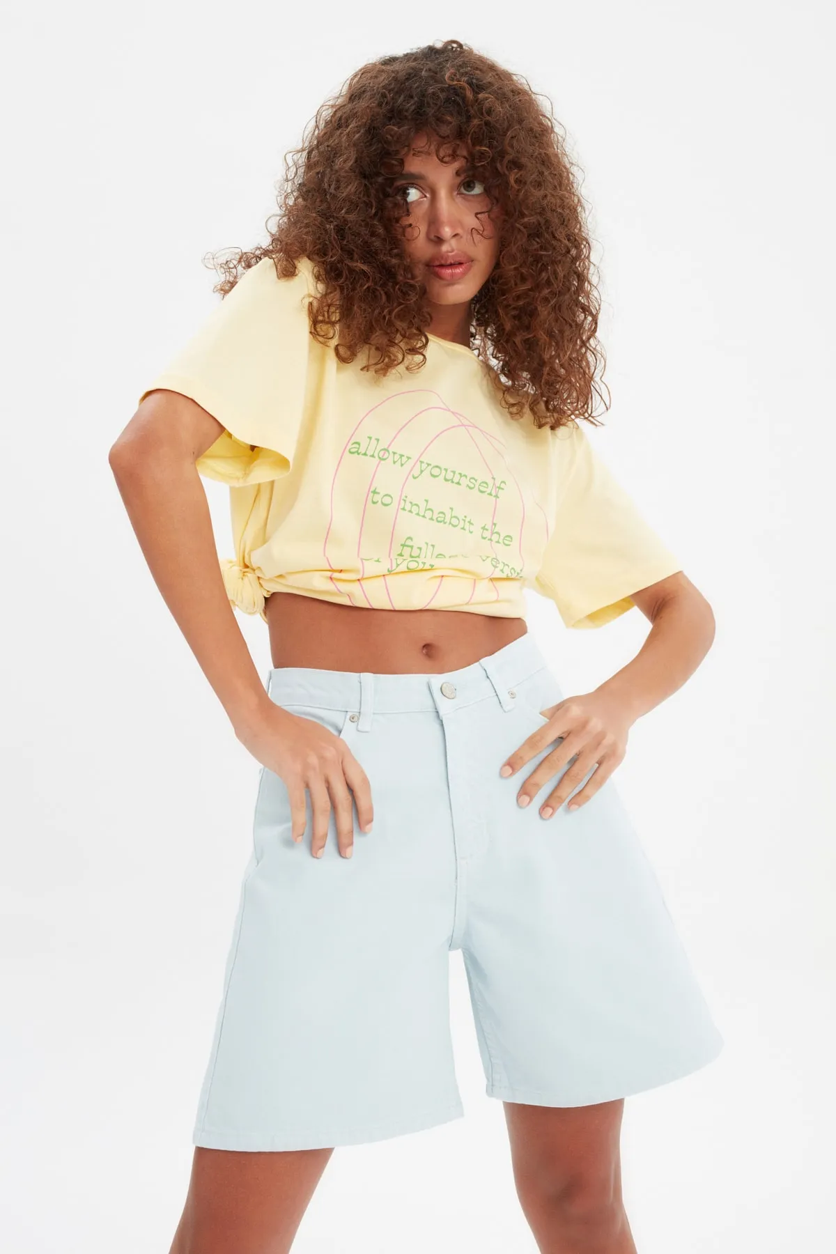 Trendyol Collection  Blaue Bermudashorts aus Denim mit hoher Taille TWOSS21SR0631