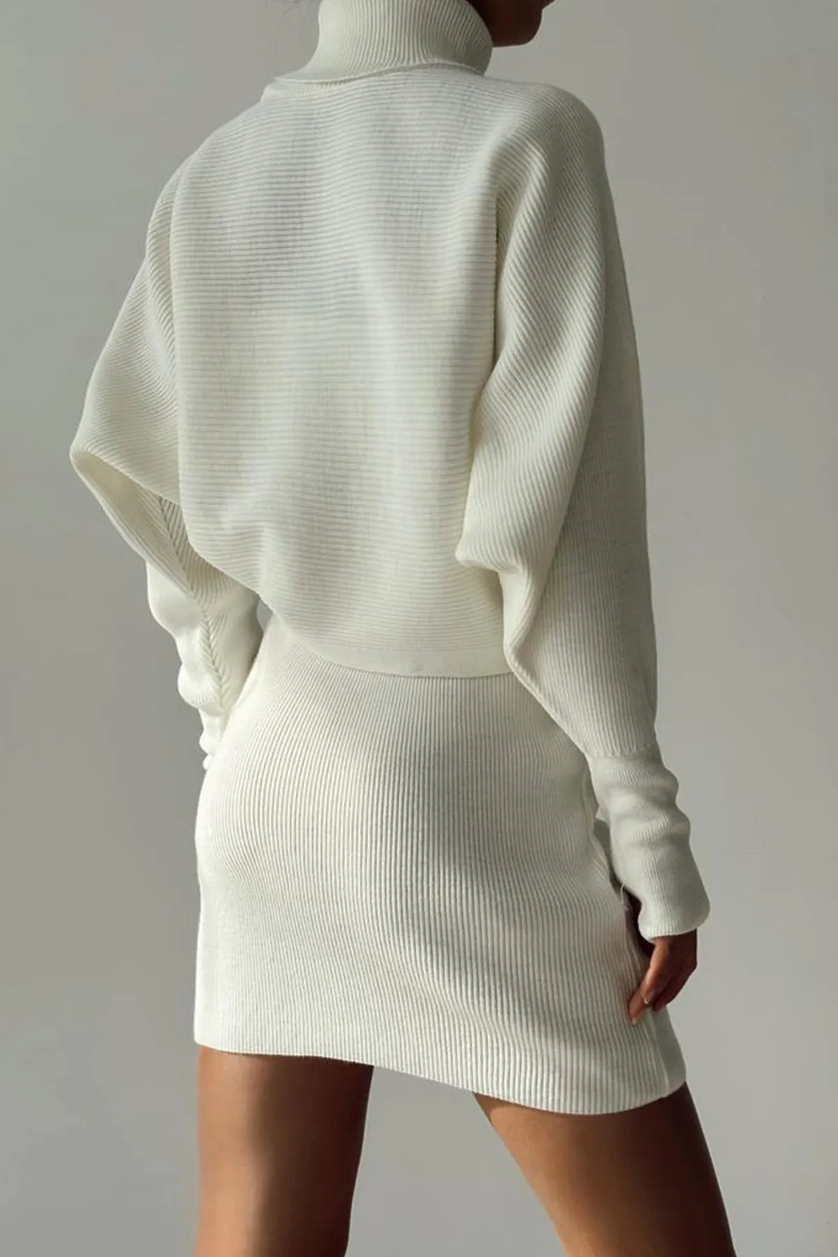 vuvutasarım  Set aus weißem Rollkragenpullover mit handgekräuseltem Strickpullover und weißem Strickrock mit hoher Taille 075