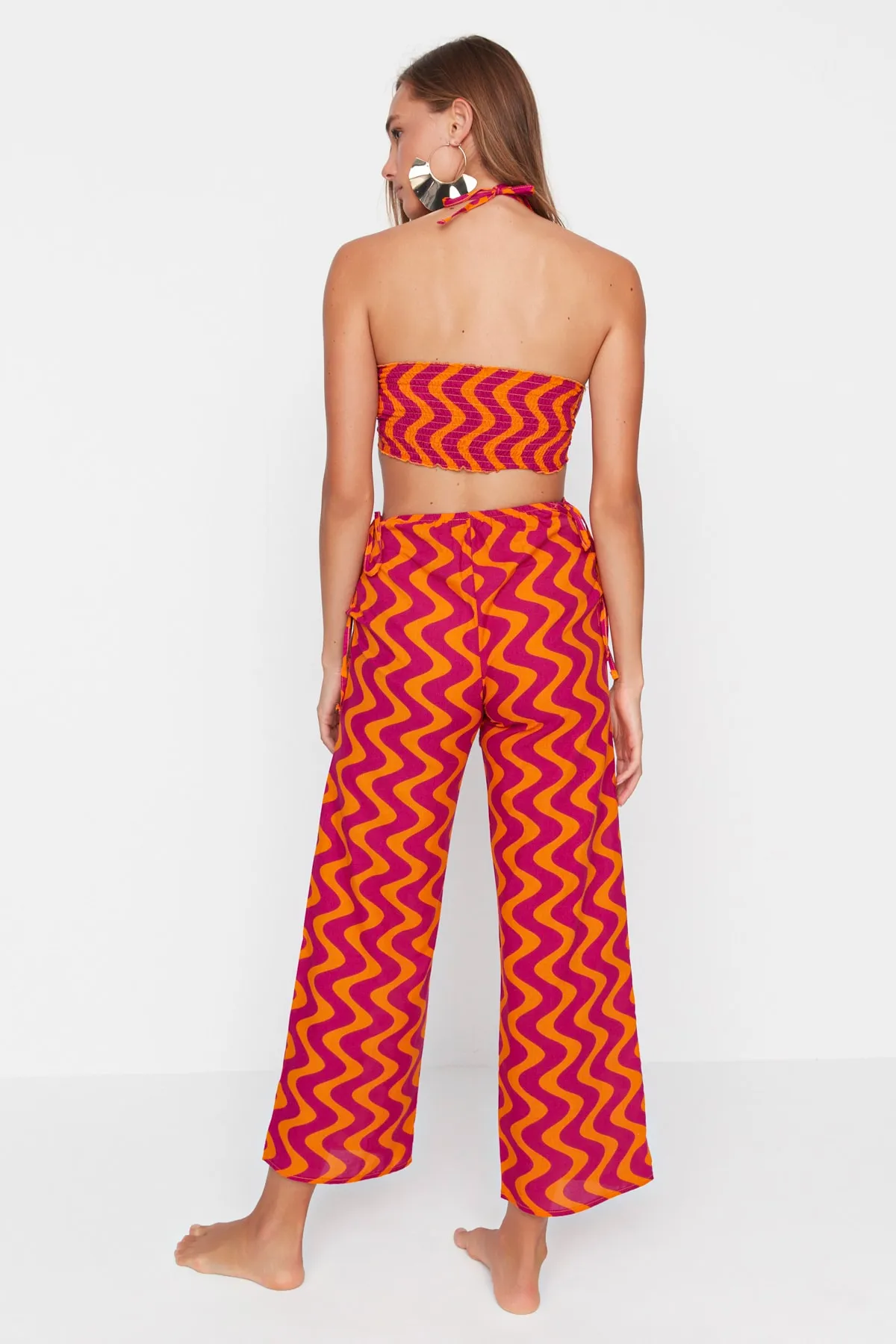 Trendyol Collection  Mehrfarbiges Oberteil- und Unterteil-Set mit abstraktem Muster TBESS22AU0191