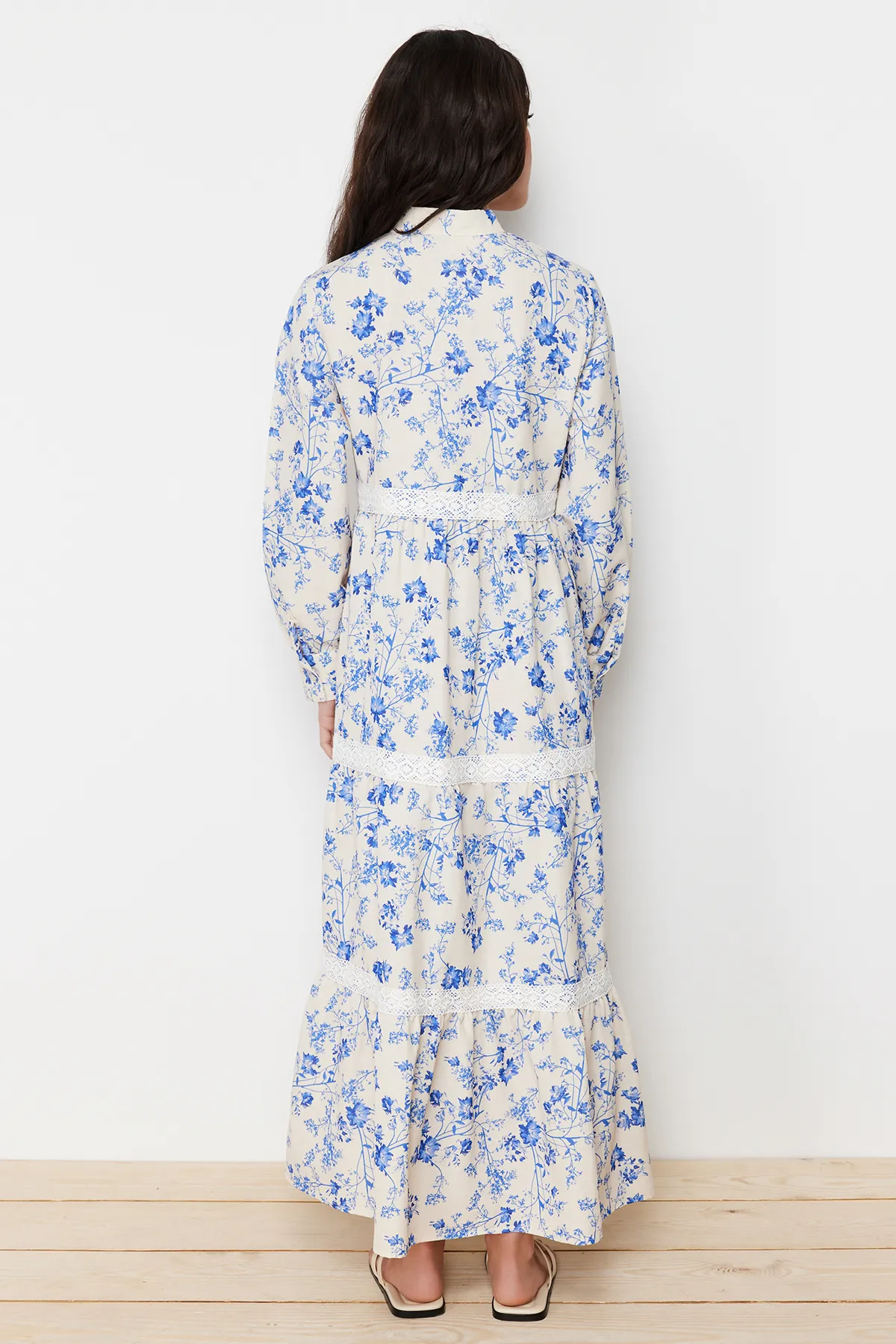 Trendyol Modest  Beigefarbenes, gewebtes Kleid in Leinenoptik mit Blumenmuster TCTSS24EB00054
