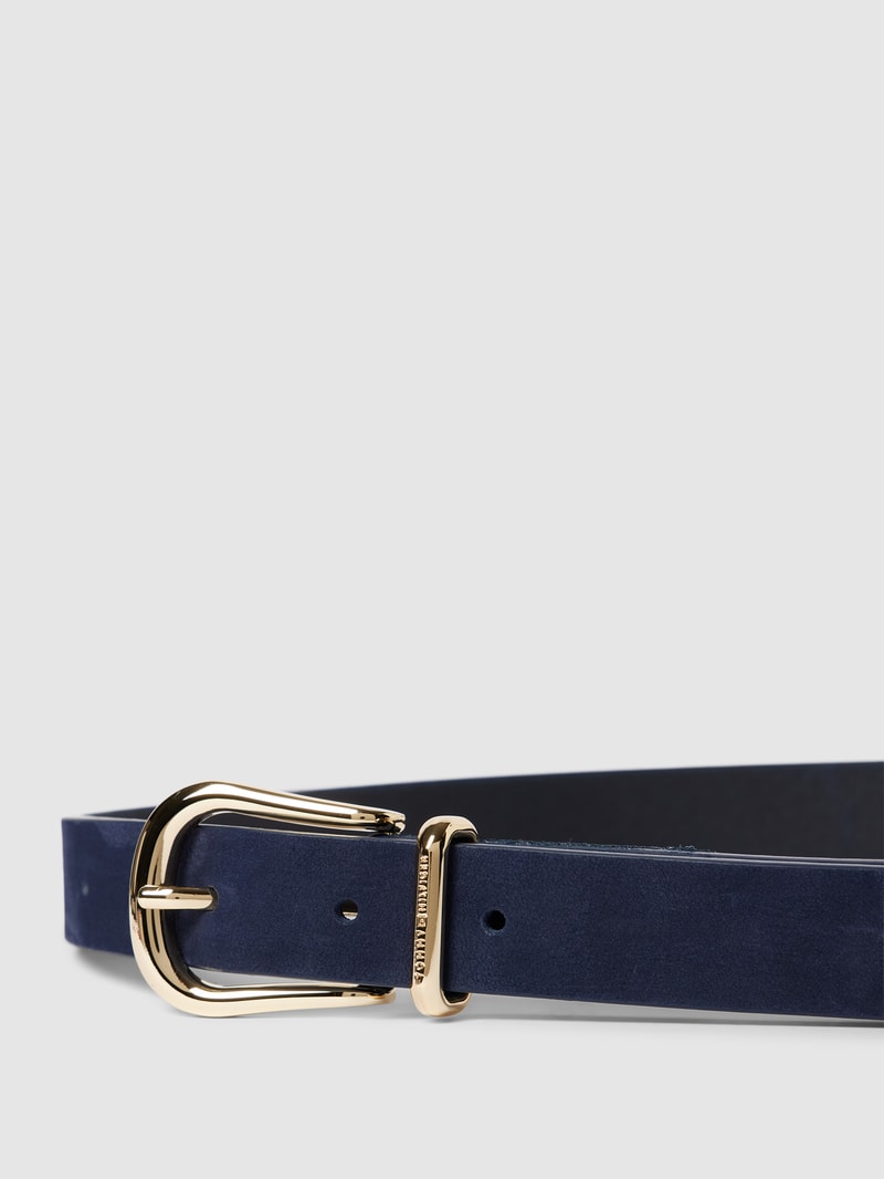 Ledergürtel mit Label-Applikation in marineblau